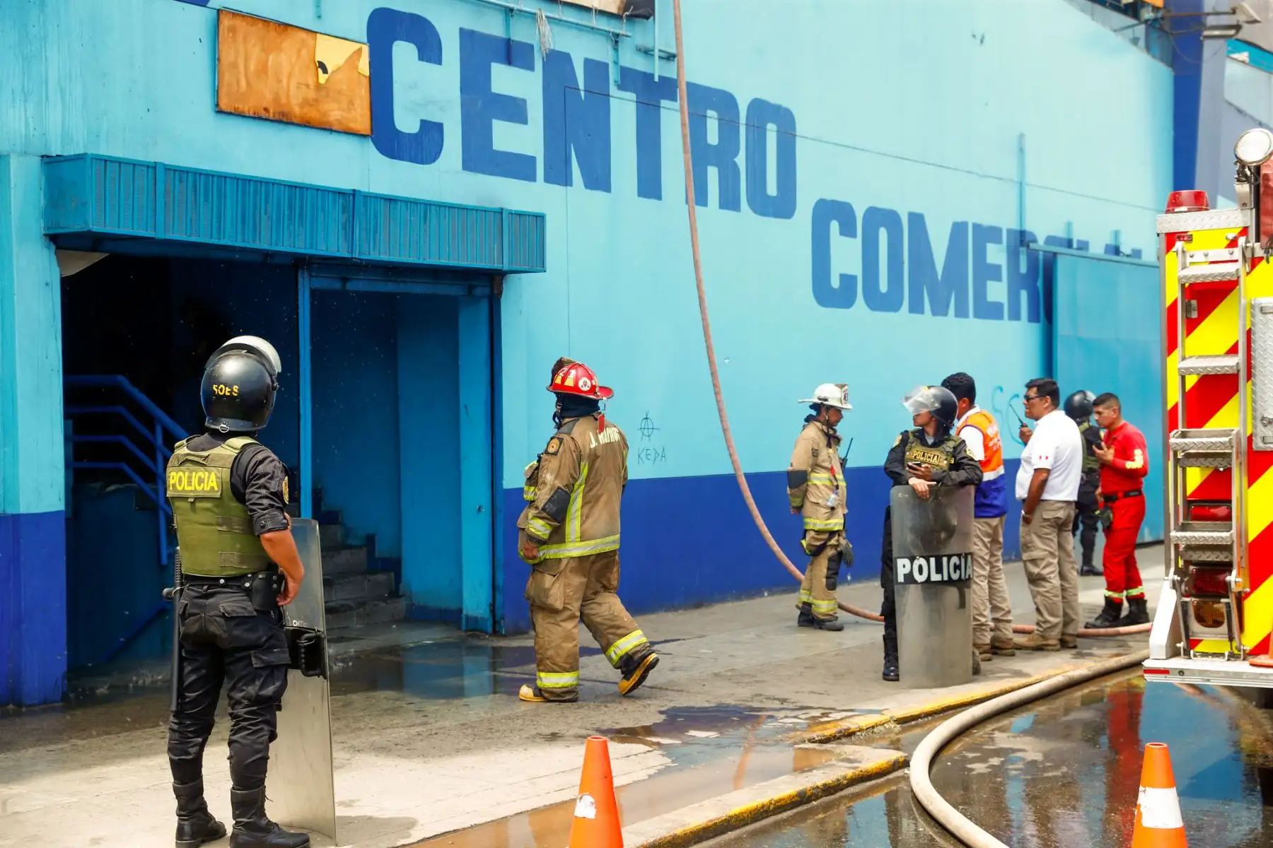 El Cuerpo General de Bomberos Voluntarios del Perú logró controlar el incendio registrado en el centro comercial Polvos Azules, en el distrito de La Victoria, tras una intervención desplegada para contener el avance del fuego. Foto: ANDINA/Daniel Bracamonte.