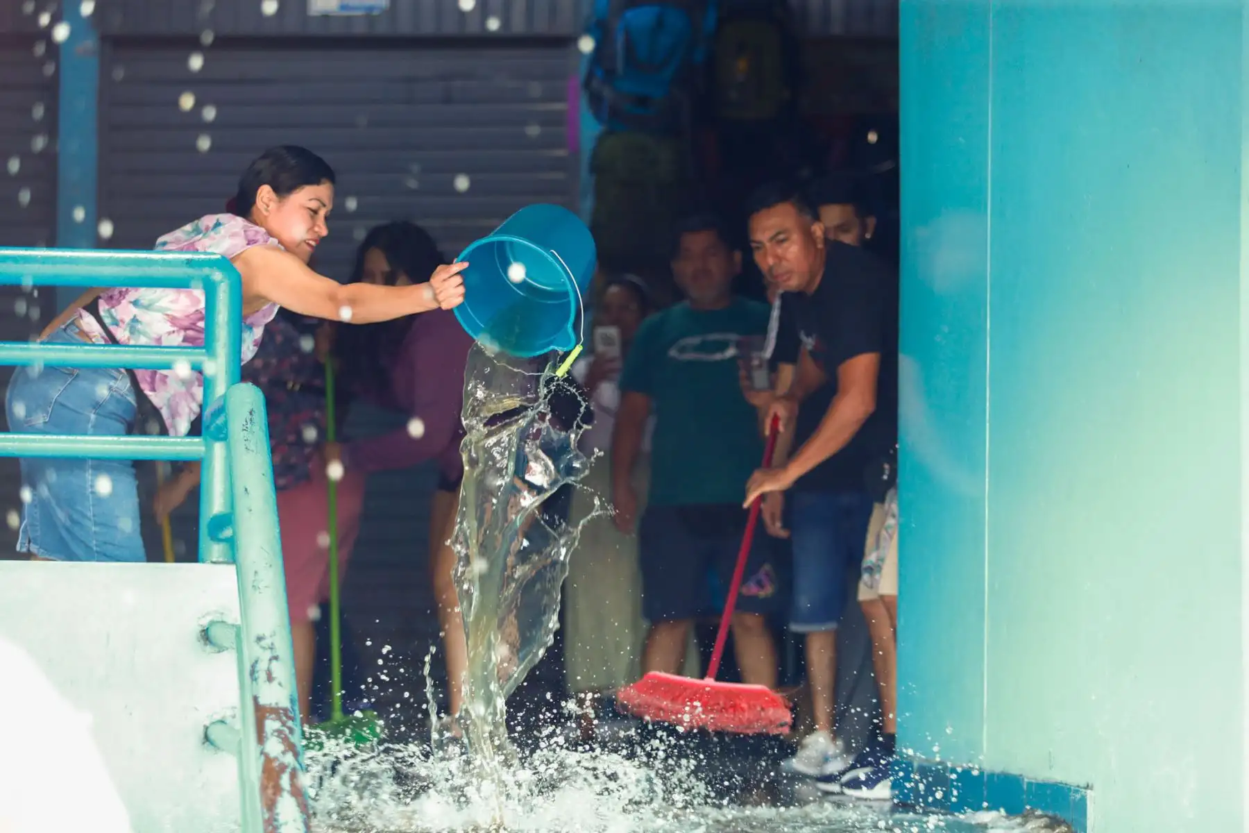El Cuerpo General de Bomberos Voluntarios del Perú logró controlar el incendio registrado en el centro comercial Polvos Azules, en el distrito de La Victoria, tras una intervención desplegada para contener el avance del fuego. Foto: ANDINA/Daniel Bracamonte.