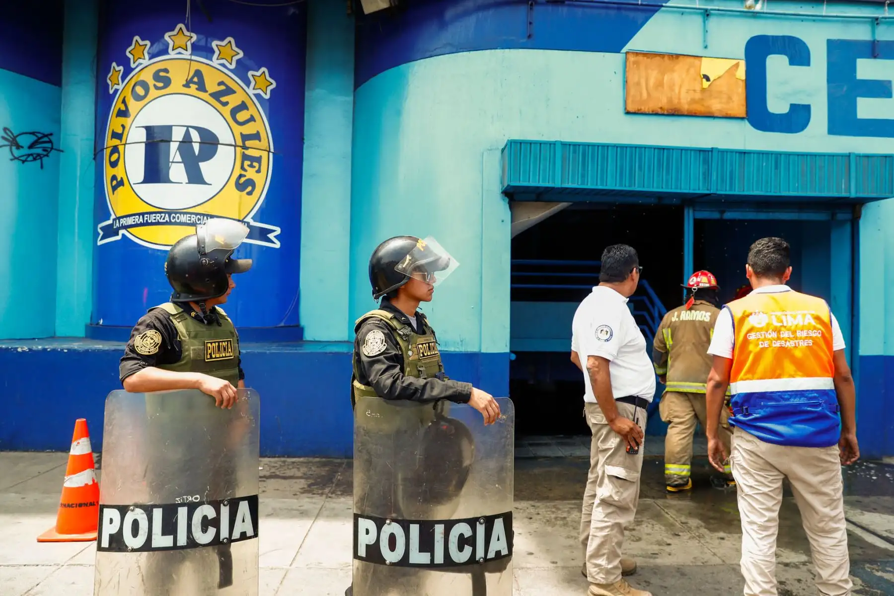 El Cuerpo General de Bomberos Voluntarios del Perú logró controlar el incendio registrado en el centro comercial Polvos Azules, en el distrito de La Victoria, tras una intervención desplegada para contener el avance del fuego. Foto: ANDINA/Daniel Bracamonte.