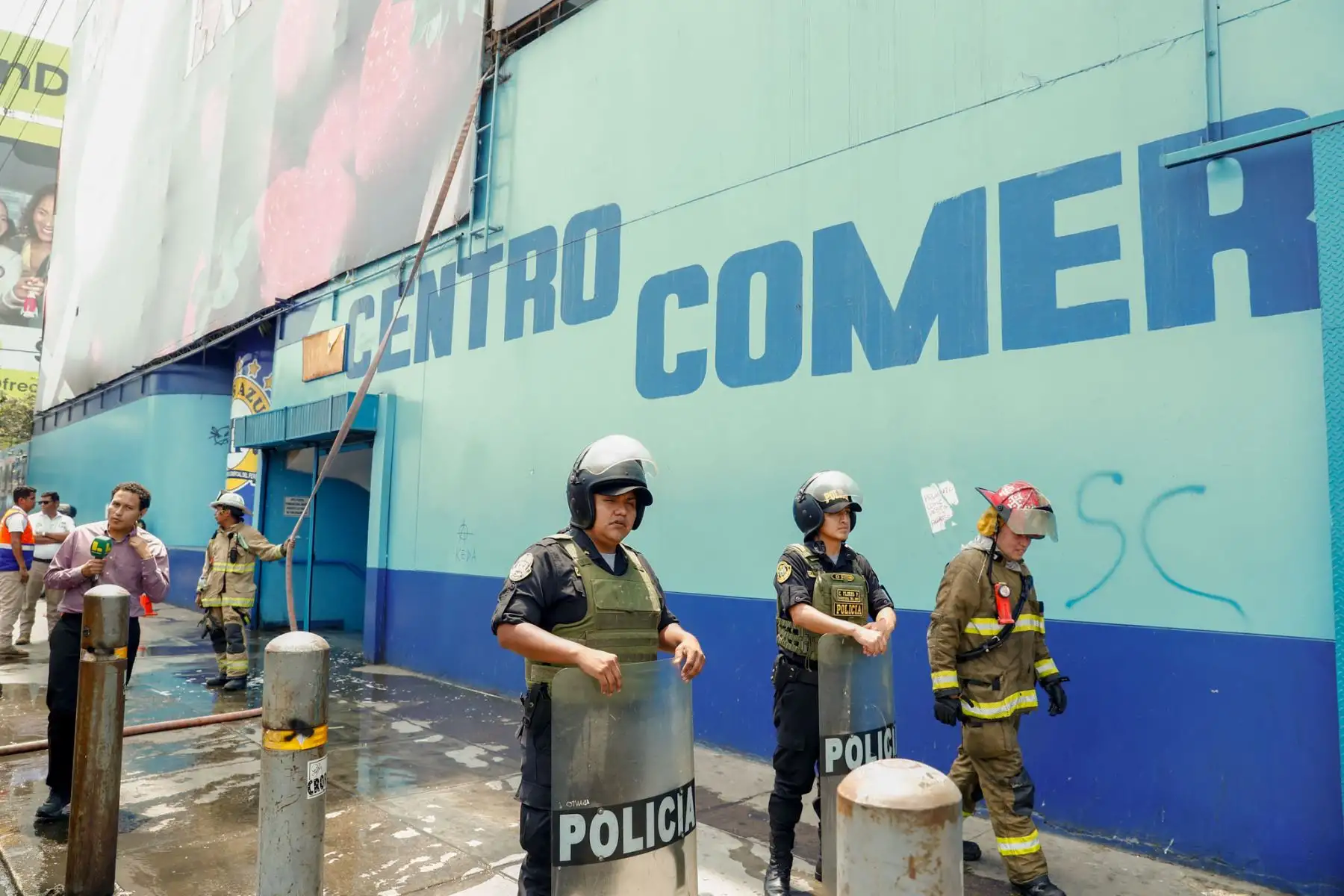 El Cuerpo General de Bomberos Voluntarios del Perú logró controlar el incendio registrado en el centro comercial Polvos Azules, en el distrito de La Victoria, tras una intervención desplegada para contener el avance del fuego. Foto: ANDINA/Daniel Bracamonte.