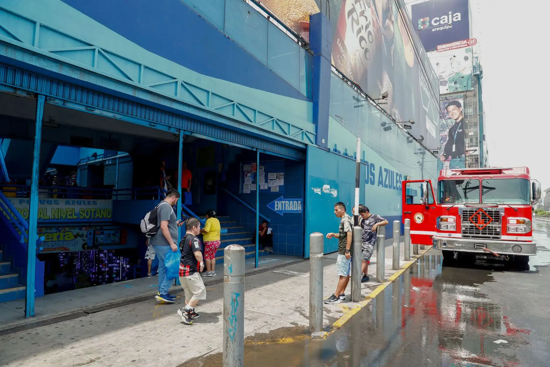 El Cuerpo General de Bomberos Voluntarios del Perú logró controlar el incendio registrado en el centro comercial Polvos Azules, en el distrito de La Victoria, tras una intervención desplegada para contener el avance del fuego. Foto: ANDINA/Daniel Bracamonte.