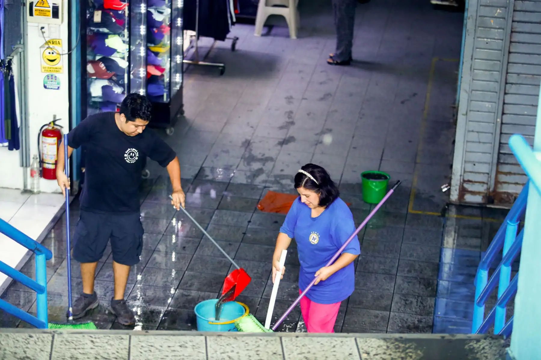 El Cuerpo General de Bomberos Voluntarios del Perú logró controlar el incendio registrado en el centro comercial Polvos Azules, en el distrito de La Victoria, tras una intervención desplegada para contener el avance del fuego. Foto: ANDINA/Daniel Bracamonte.