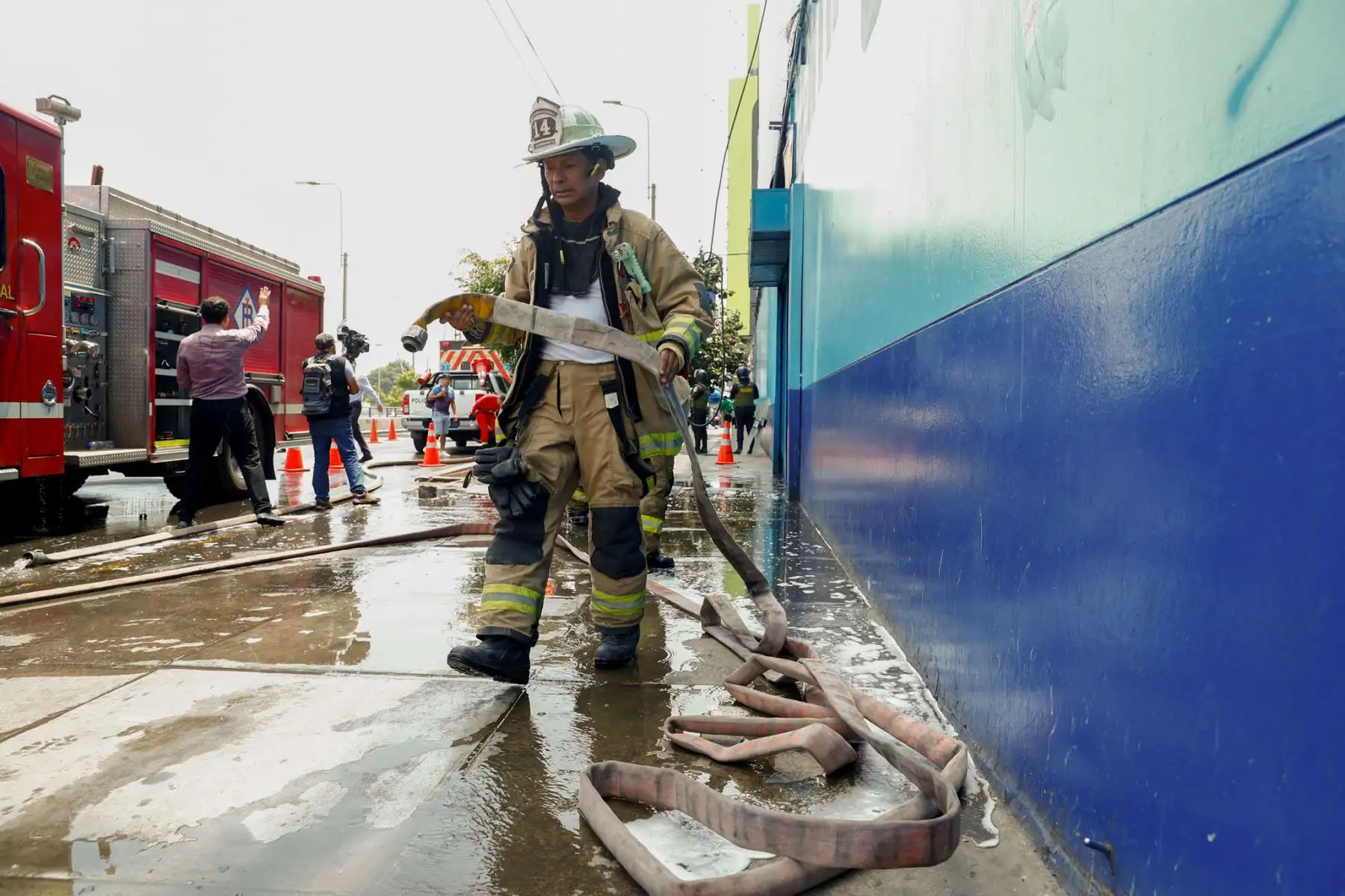 El Cuerpo General de Bomberos Voluntarios del Perú logró controlar el incendio registrado en el centro comercial Polvos Azules, en el distrito de La Victoria, tras una intervención desplegada para contener el avance del fuego. Foto: ANDINA/Daniel Bracamonte.