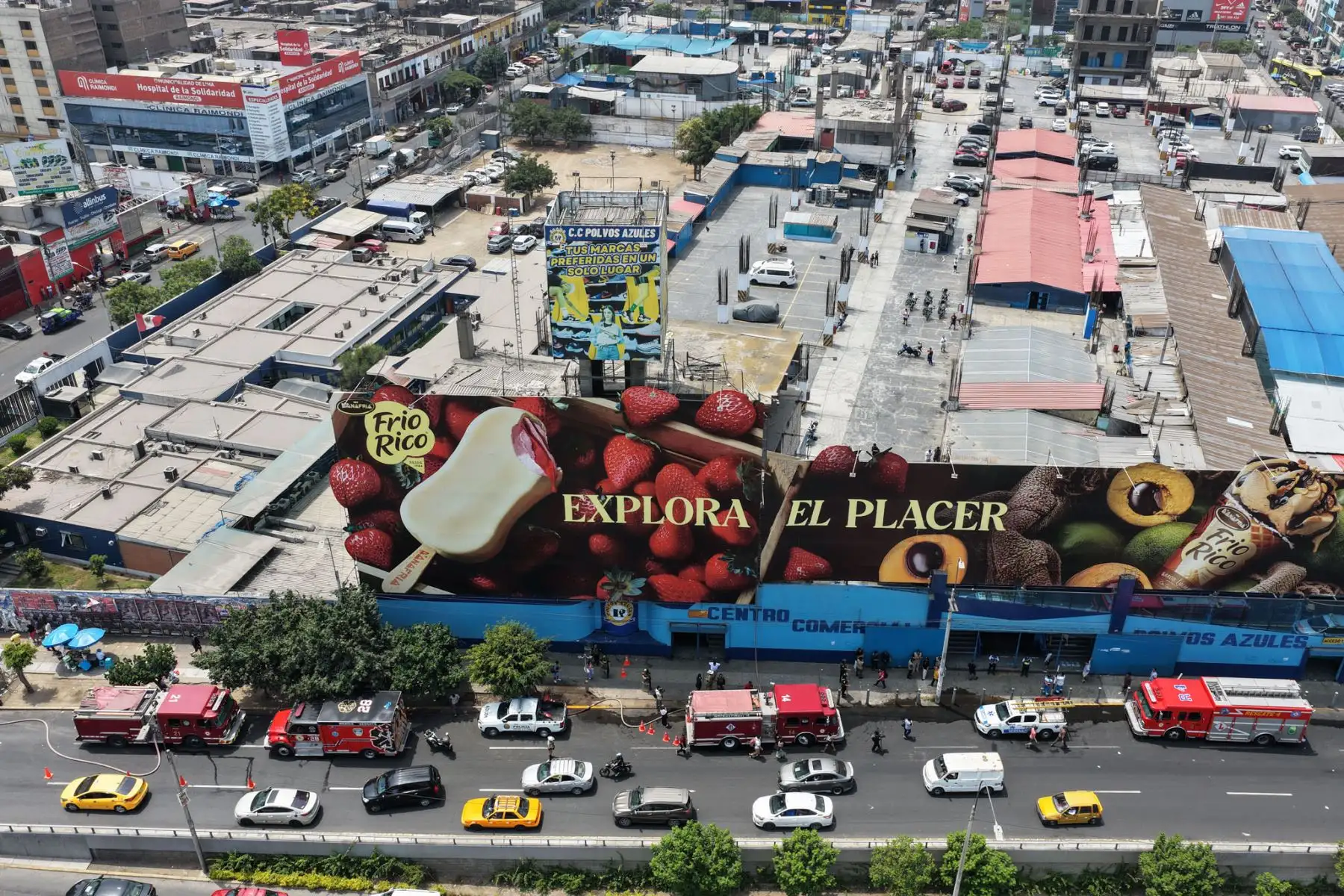 El Cuerpo General de Bomberos Voluntarios del Perú logró controlar el incendio registrado en el centro comercial Polvos Azules, en el distrito de La Victoria, tras una intervención desplegada para contener el avance del fuego. Foto: ANDINA/Daniel Bracamonte.