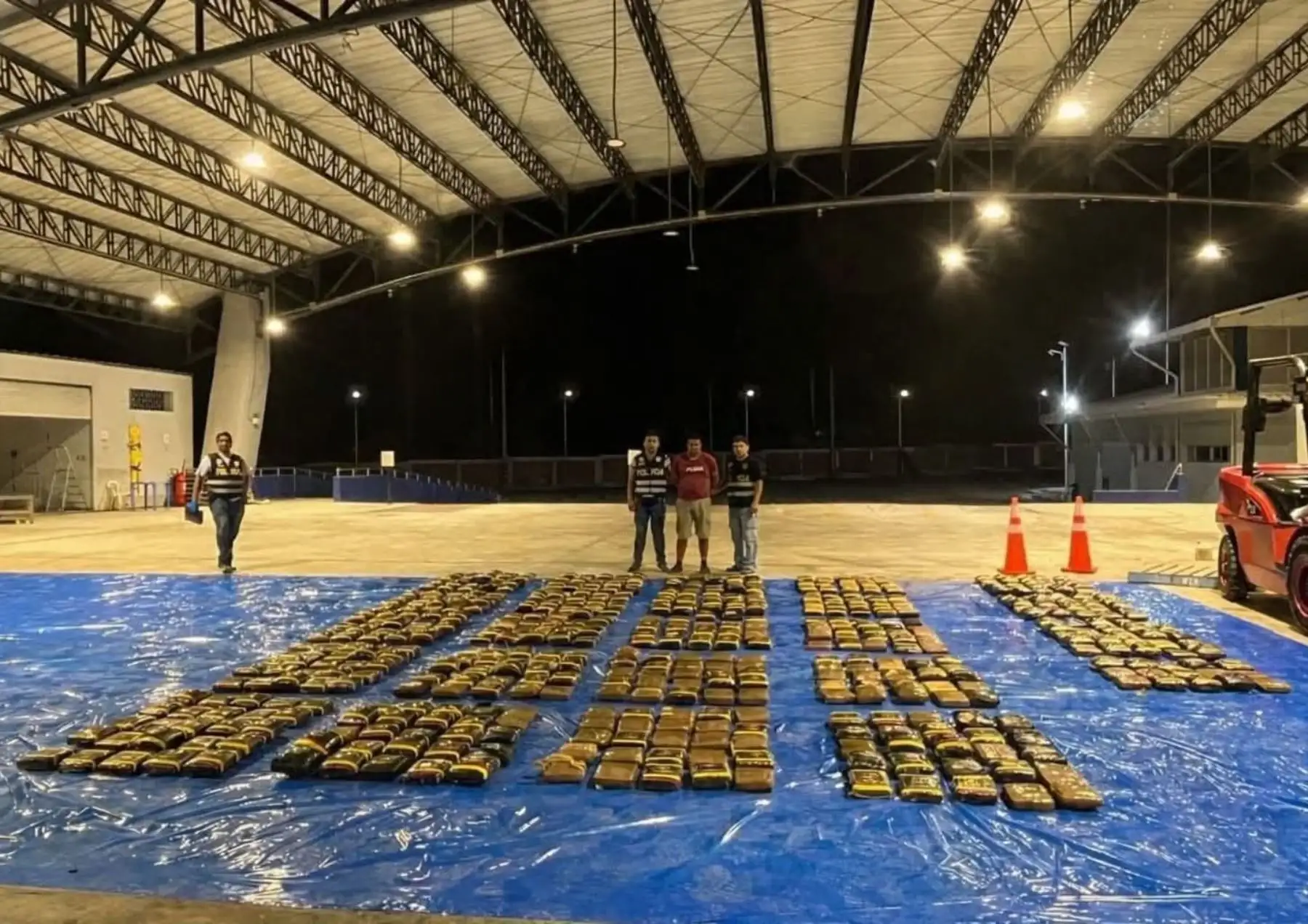 Detienen a extranjero con 590 paquetes de marihuana durante operativo policial en Tumbes