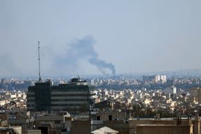 El humo se eleva desde una zona de edificios bombardeados en Teherán, el 1 de abril de 2026. Foto: AFP.