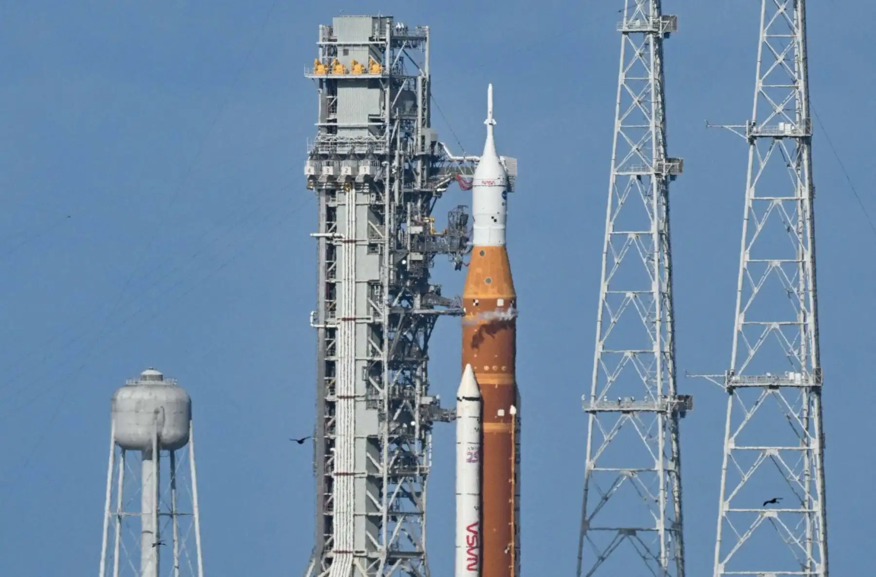El cohete Artemis II del Sistema de Lanzamiento Espacial de la NASA y la nave espacial Orion descansan en la plataforma de lanzamiento 39B del Centro Espacial Kennedy en Cabo Cañaveral, Florida, antes de la misión lunar tripulada. Foto: AFP