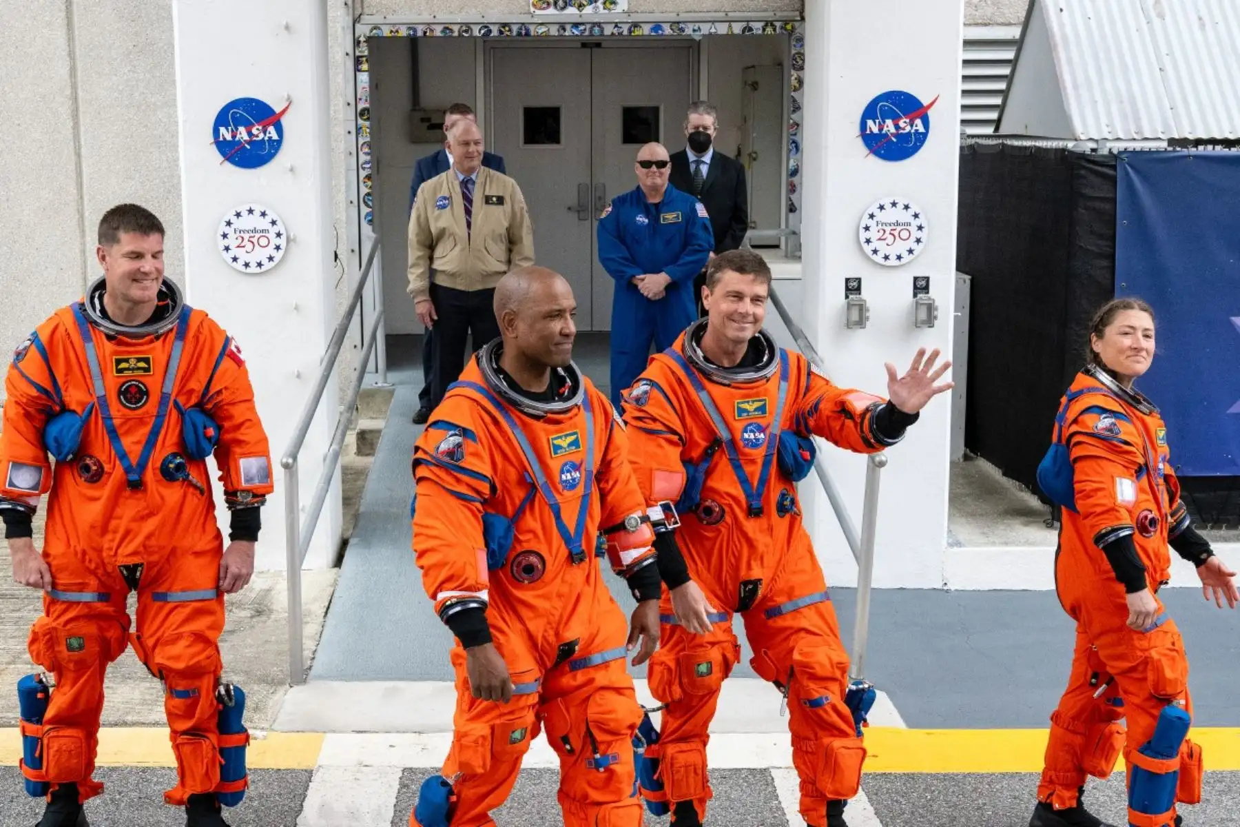 Tres hombres y una mujer se embarcarán en el primer viaje tripulado a la Luna desde 1972, una odisea histórica que busca impulsar a Estados Unidos hacia una nueva era de exploración espacial. AFP