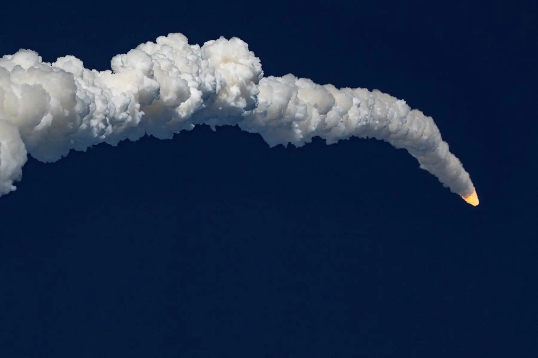 Con un estruendo ensordecedor que resonó mucho más allá de la plataforma de lanzamiento, el enorme cohete naranja y blanco transportó a tres estadounidenses y un canadiense desde el Centro Espacial Kennedy de Florida aproximadamente a las 18:35 hora local, según un periodista de AFP presente en el lugar. "¡Vamos a la Luna!", gritó un espectador. AFP