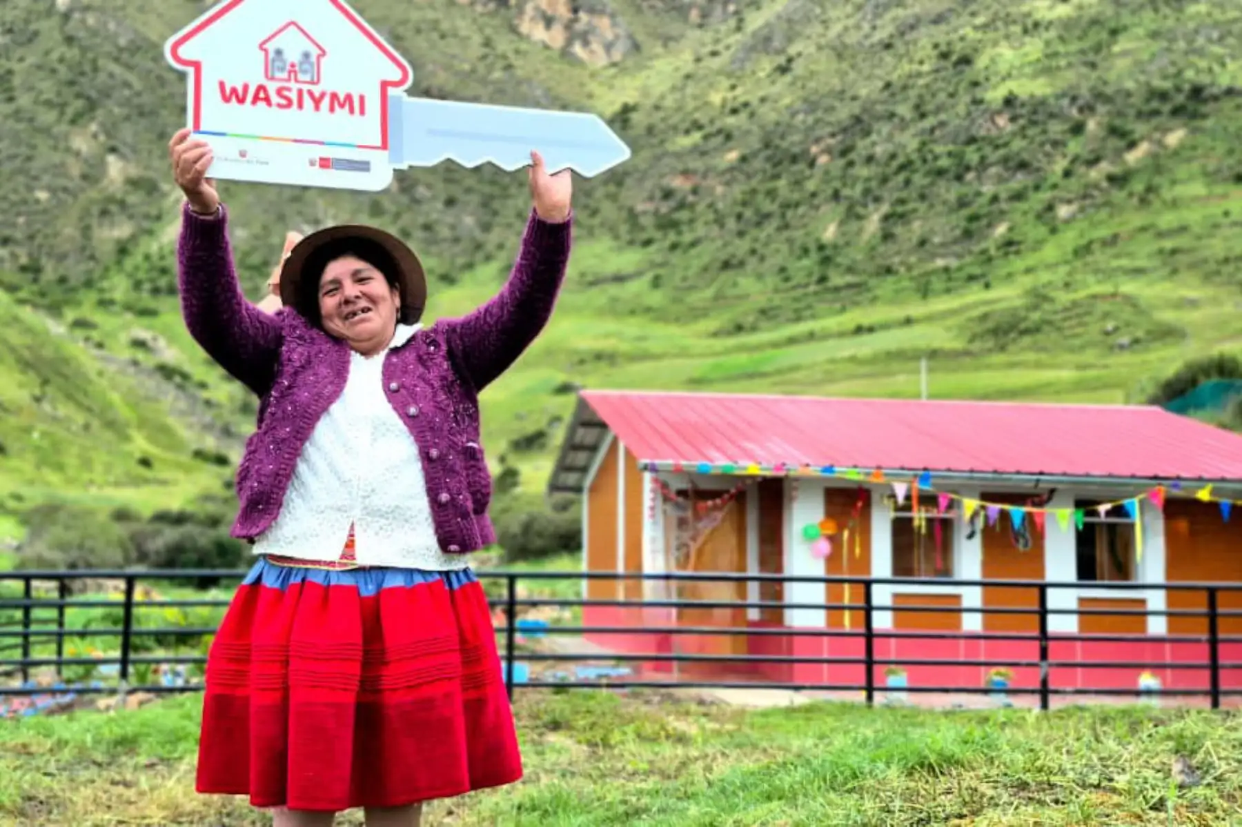 Ministerio de Vivienda entrega 86 casas rurales Wasiymi en Huancavelica