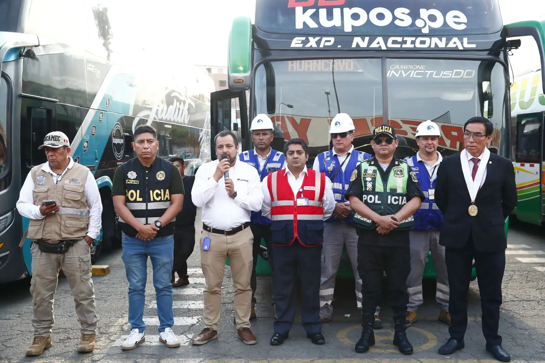 Hoy miércoles 1 de abril de 2026, a horas previas de iniciarse la Semana Santa, la Sutran realiza acciones de control en el Terminal Terrestre Molina (ex Yerbateros), ante el incremento de viajes al interior del país durante el feriado largo, con el fin de dar orientación a los pasajeros en materias de seguridad, así como supervisión del buen estado de los buses. Foto: ANDINA/Daniel Bracamonte