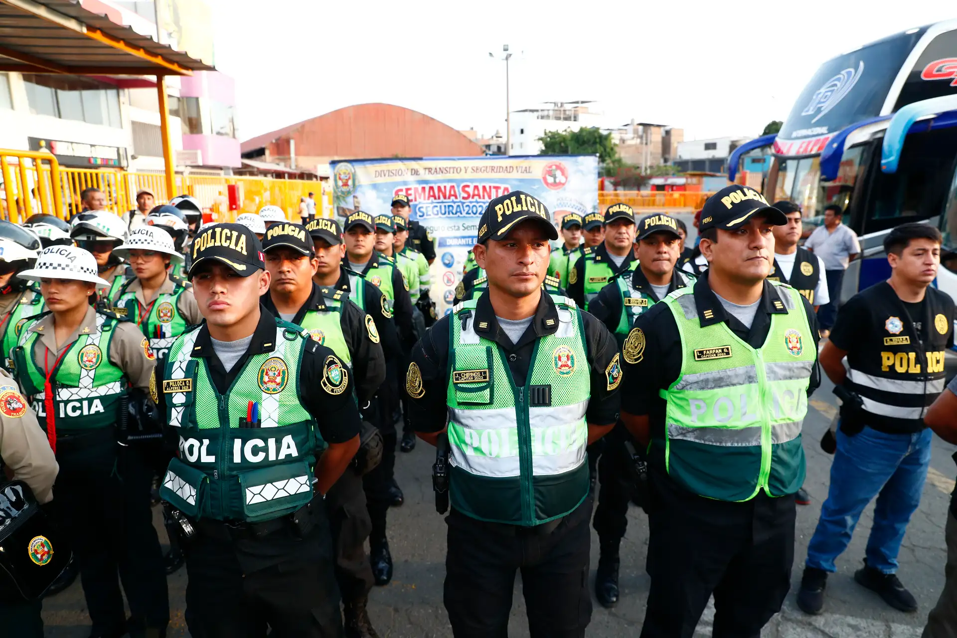 Hoy miércoles 1 de abril de 2026, a horas previas de iniciarse la Semana Santa, la Sutran realiza acciones de control en el Terminal Terrestre Molina (ex Yerbateros), ante el incremento de viajes al interior del país durante el feriado largo, con el fin de dar orientación a los pasajeros en materias de seguridad, así como supervisión del buen estado de los buses. Foto: ANDINA/Daniel Bracamonte