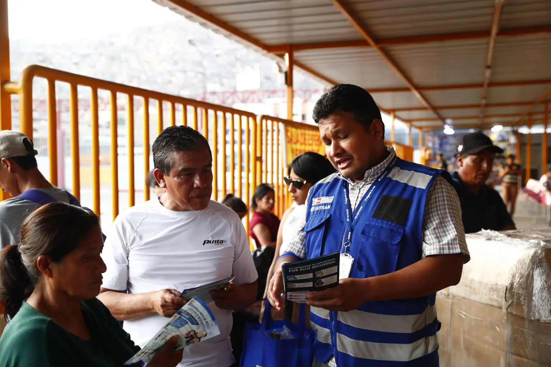 Hoy miércoles 1 de abril de 2026, a horas previas de iniciarse la Semana Santa, la Sutran realiza acciones de control en el Terminal Terrestre Molina (ex Yerbateros), ante el incremento de viajes al interior del país durante el feriado largo, con el fin de dar orientación a los pasajeros en materias de seguridad, así como supervisión del buen estado de los buses. Foto: ANDINA/Daniel Bracamonte