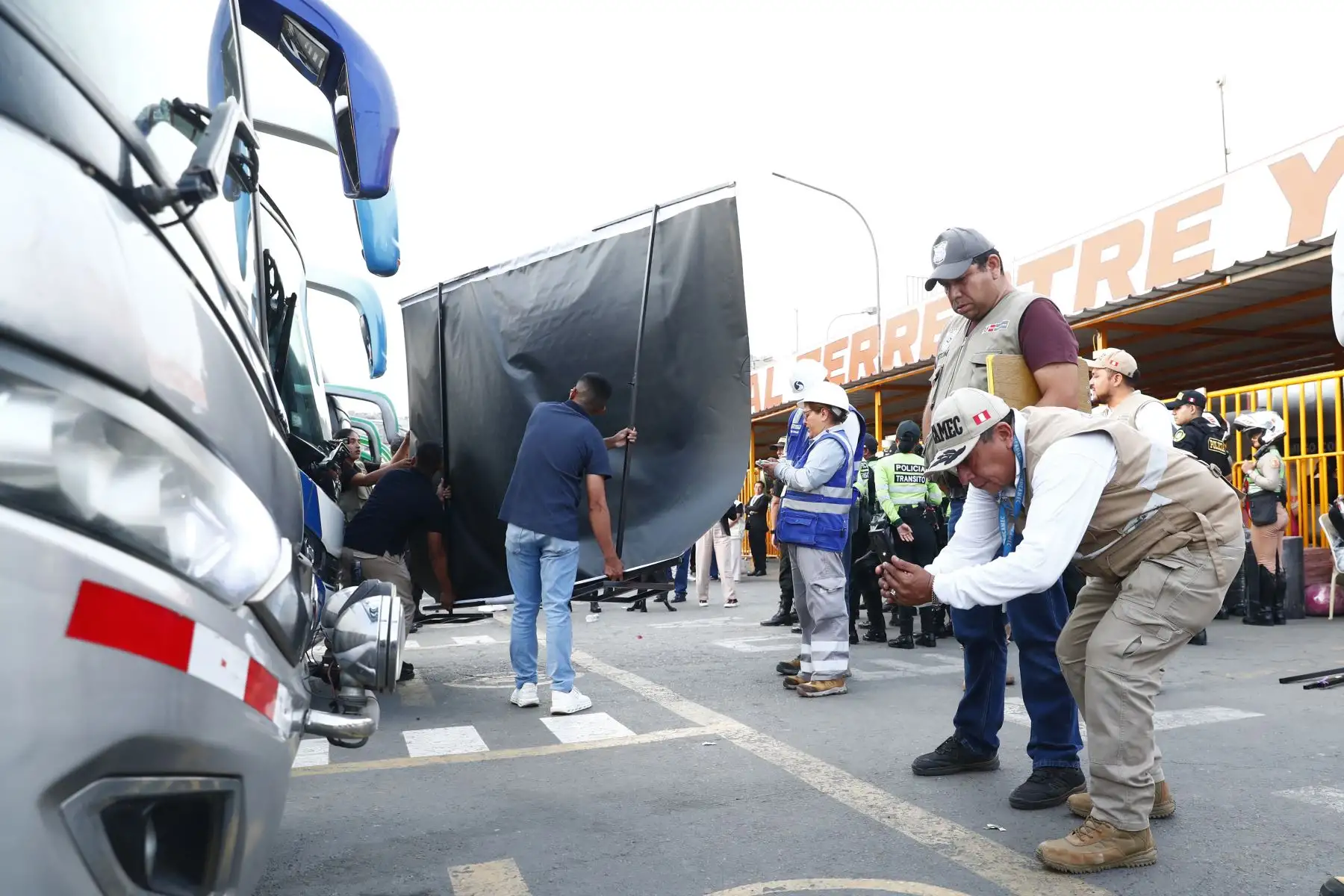 Hoy miércoles 1 de abril de 2026, a horas previas de iniciarse la Semana Santa, la Sutran realiza acciones de control en el Terminal Terrestre Molina (ex Yerbateros), ante el incremento de viajes al interior del país durante el feriado largo, con el fin de dar orientación a los pasajeros en materias de seguridad, así como supervisión del buen estado de los buses. Foto: ANDINA/Daniel Bracamonte