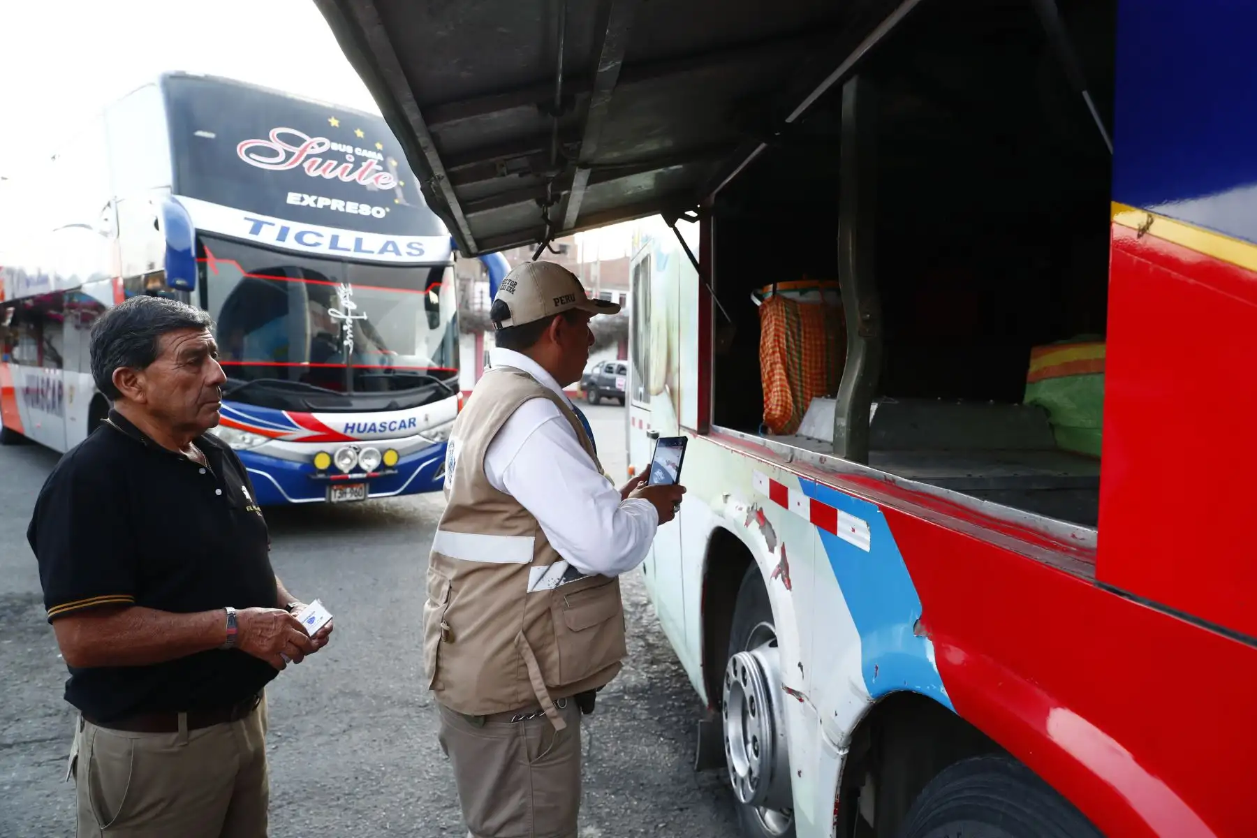 Hoy miércoles 1 de abril de 2026, a horas previas de iniciarse la Semana Santa, la Sutran realiza acciones de control en el Terminal Terrestre Molina (ex Yerbateros), ante el incremento de viajes al interior del país durante el feriado largo, con el fin de dar orientación a los pasajeros en materias de seguridad, así como supervisión del buen estado de los buses. Foto: ANDINA/Daniel Bracamonte