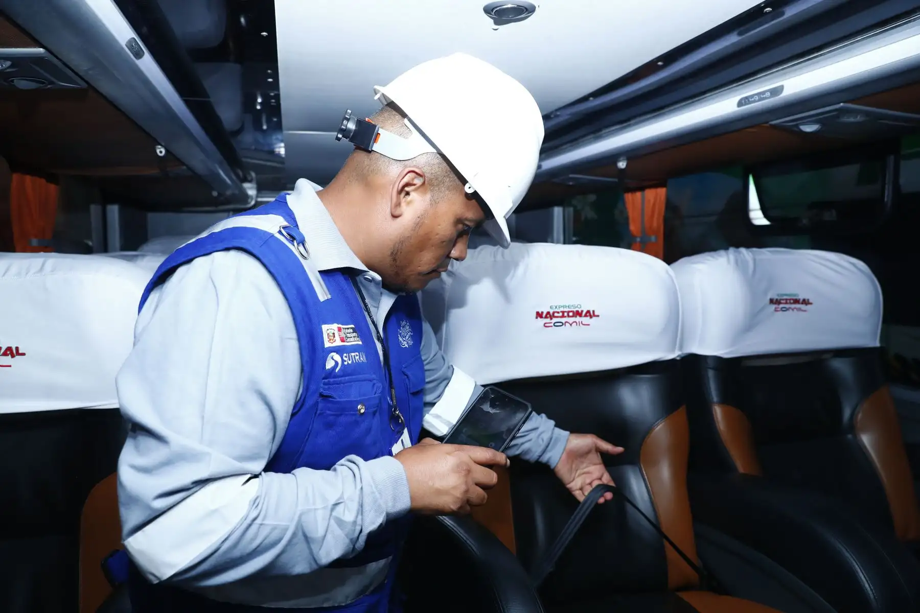 Hoy miércoles 1 de abril de 2026, a horas previas de iniciarse la Semana Santa, la Sutran realiza acciones de control en el Terminal Terrestre Molina (ex Yerbateros), ante el incremento de viajes al interior del país durante el feriado largo, con el fin de dar orientación a los pasajeros en materias de seguridad, así como supervisión del buen estado de los buses. Foto: ANDINA/Daniel Bracamonte