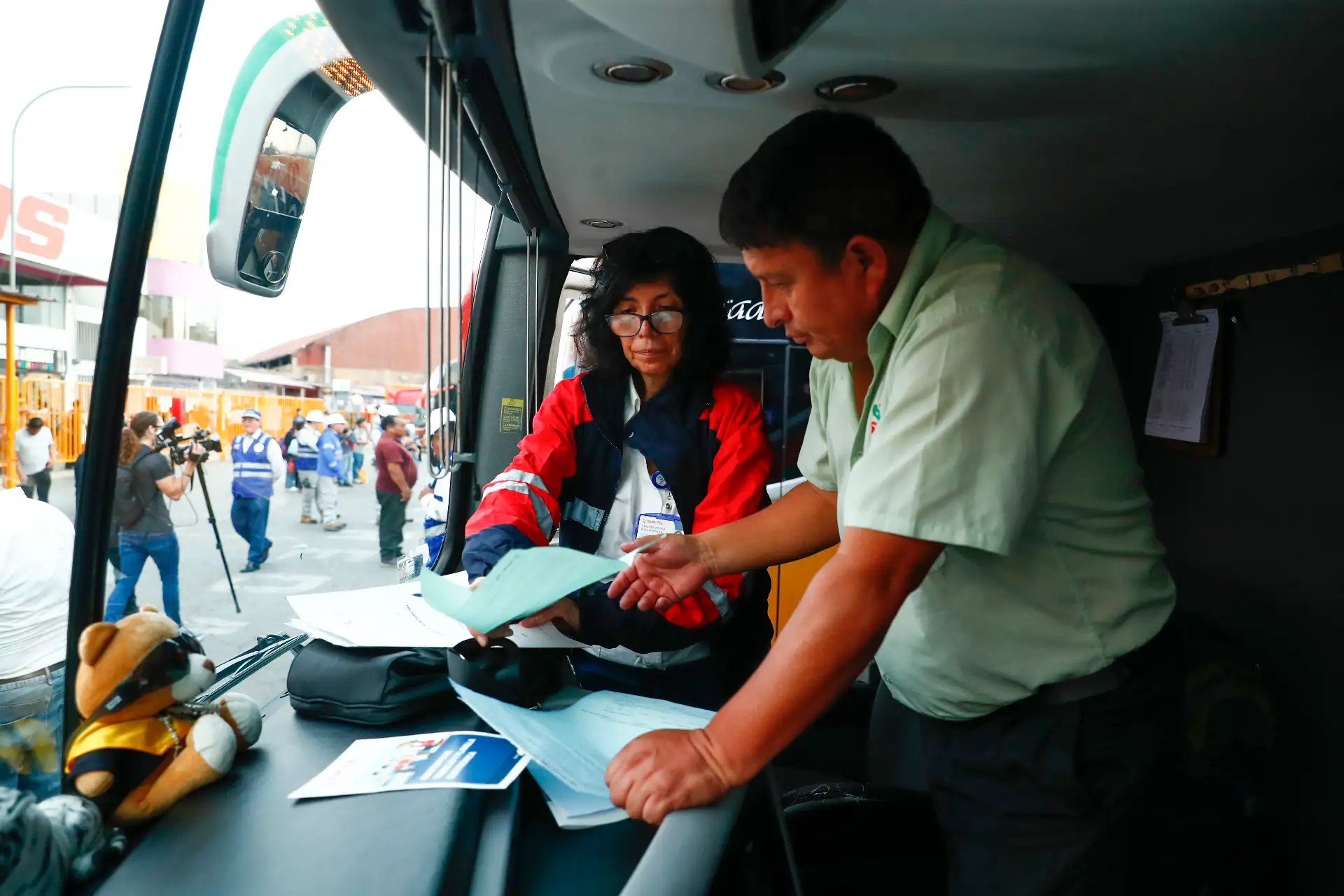 Hoy miércoles 1 de abril de 2026, a horas previas de iniciarse la Semana Santa, la Sutran realiza acciones de control en el Terminal Terrestre Molina (ex Yerbateros), ante el incremento de viajes al interior del país durante el feriado largo, con el fin de dar orientación a los pasajeros en materias de seguridad, así como supervisión del buen estado de los buses. Foto: ANDINA/Daniel Bracamonte