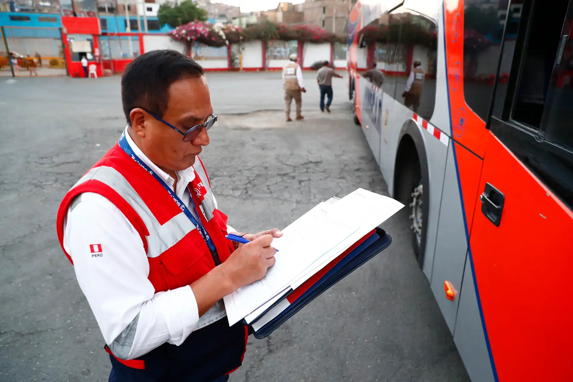 Hoy miércoles 1 de abril de 2026, a horas previas de iniciarse la Semana Santa, la Sutran realiza acciones de control en el Terminal Terrestre Molina (ex Yerbateros), ante el incremento de viajes al interior del país durante el feriado largo, con el fin de dar orientación a los pasajeros en materias de seguridad, así como supervisión del buen estado de los buses. Foto: ANDINA/Daniel Bracamonte