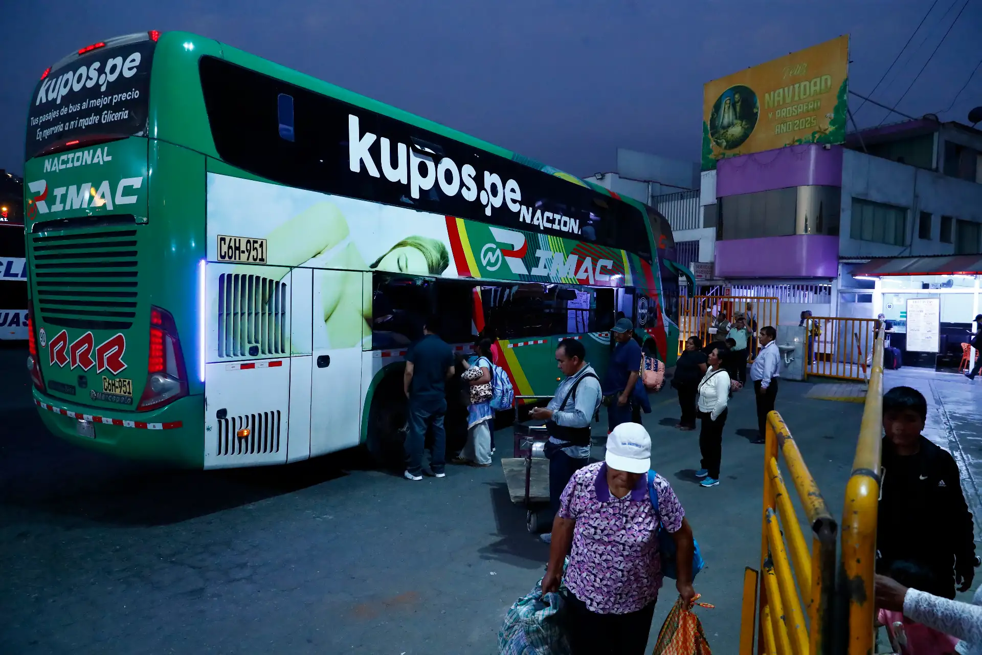 Hoy miércoles 1 de abril de 2026, a horas previas de iniciarse la Semana Santa, la Sutran realiza acciones de control en el Terminal Terrestre Molina (ex Yerbateros), ante el incremento de viajes al interior del país durante el feriado largo, con el fin de dar orientación a los pasajeros en materias de seguridad, así como supervisión del buen estado de los buses. Foto: ANDINA/Daniel Bracamonte