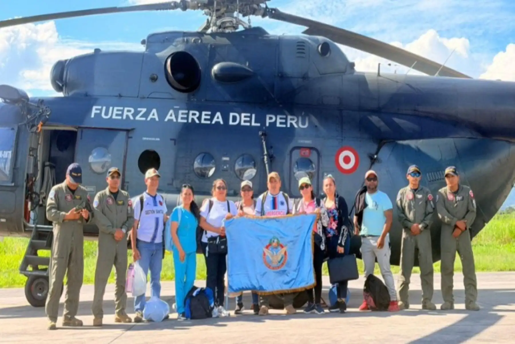 Helicóptero de la FAP traslada médicos y medicamentos a Loreto para tratar tos ferina