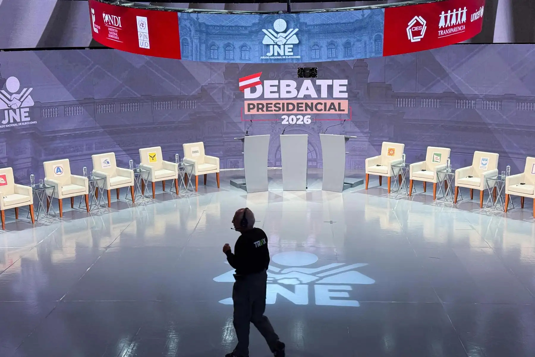 Todo queda listo para el inicio del último día de la segunda jornada del debate presidencial, organizado por el Jurado Nacional de Elecciones (JNE), en el Centro de Convenciones de Lima. Foto: ANDINA/Verónica Calderón Zuñiga