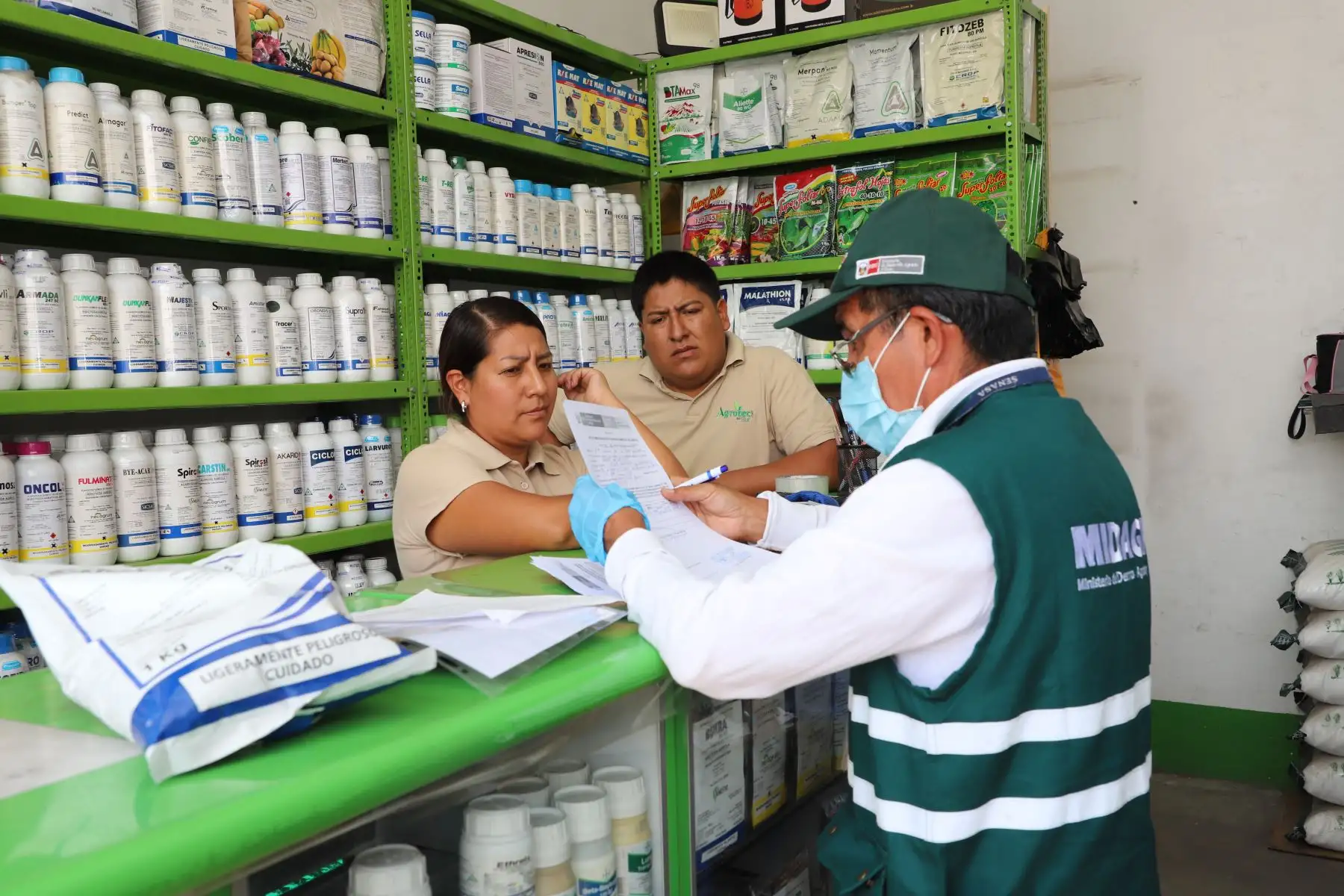 Senasa fiscaliza cerca de 700 establecimientos de venta de plaguicidas en primer trimestre