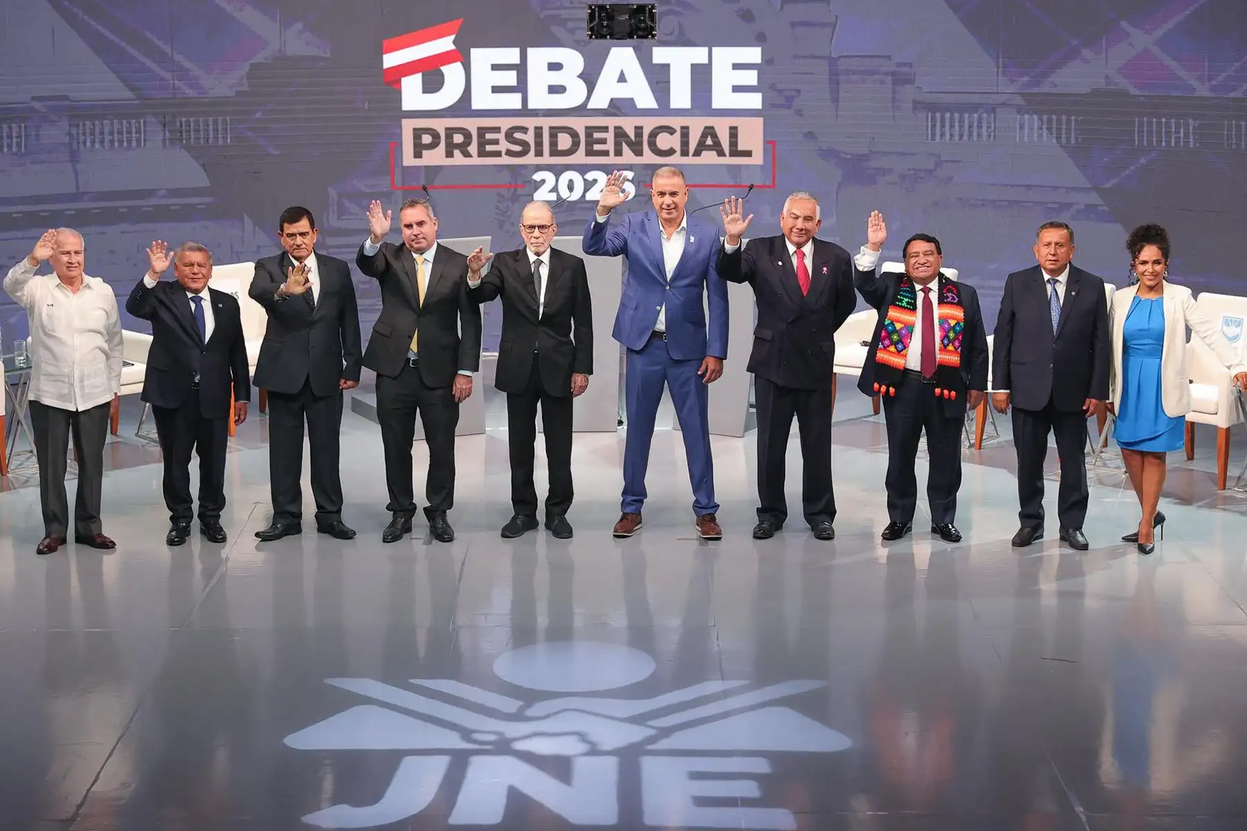 Los candidatos presidenciales posan para la fotografía oficial durante el último día de la segunda jornada del debate presidencial, en el Centro de Convenciones de Lima. Foto: ANDINA/Verónica Calderón Zúñiga