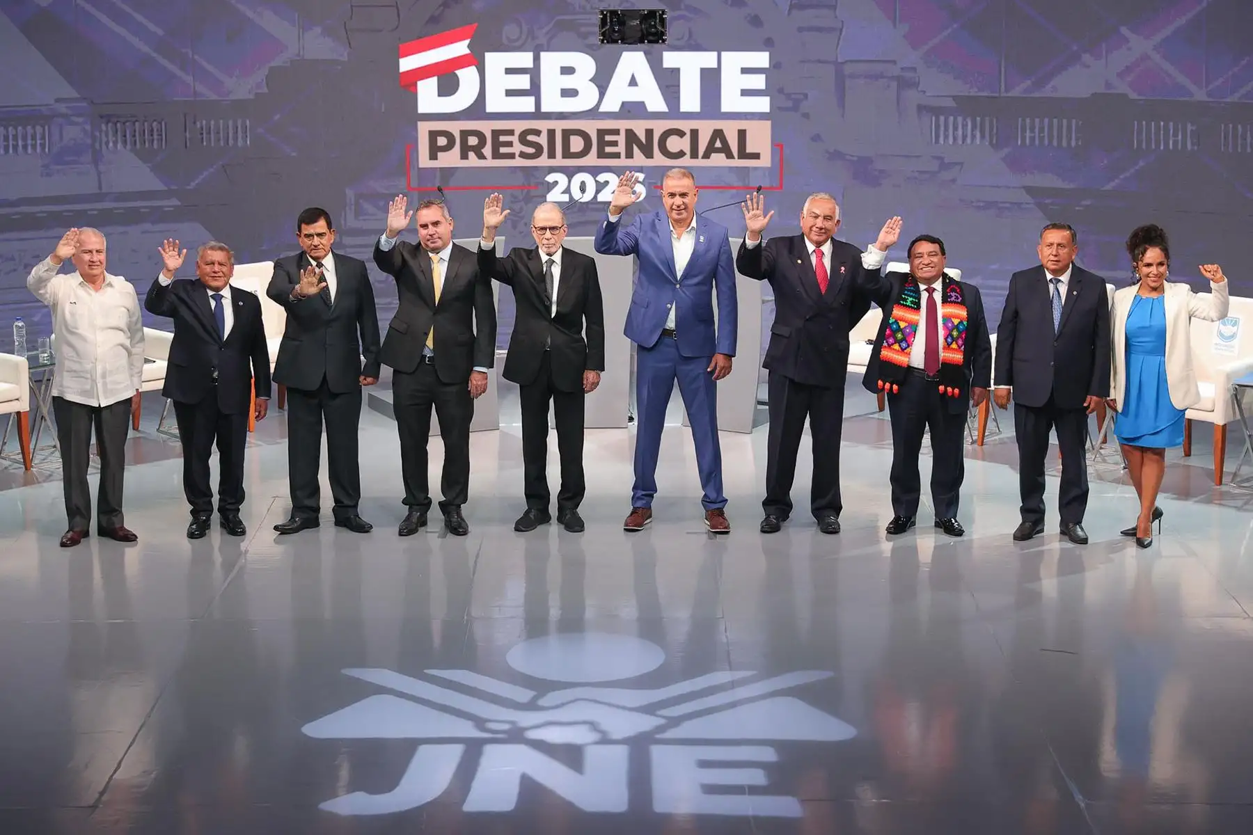 Los candidatos presidenciales posan para la fotografía oficial durante el último día de la segunda jornada del debate presidencial, en el Centro de Convenciones de Lima. Foto: ANDINA/Verónica Calderón Zúñiga
