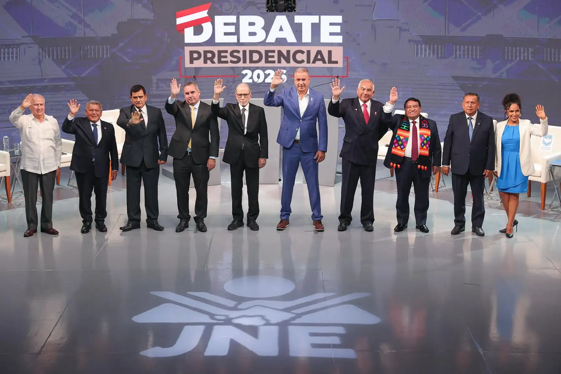 Los candidatos presidenciales posan para la fotografía oficial durante el último día de la segunda jornada del debate presidencial, en el Centro de Convenciones de Lima. Foto: ANDINA/Verónica Calderón Zúñiga