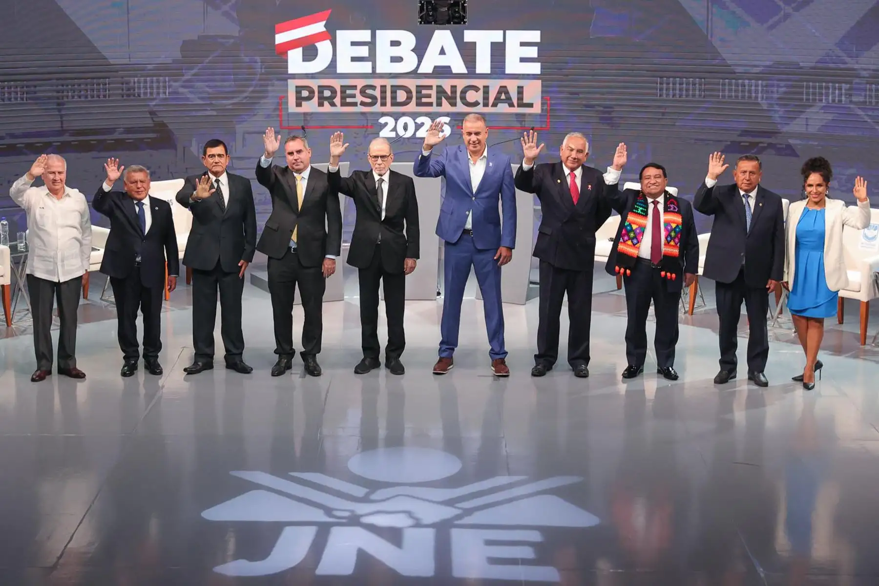 Los candidatos presidenciales posan para la fotografía oficial durante el último día de la segunda jornada del debate presidencial, en el Centro de Convenciones de Lima. Foto: ANDINA/Verónica Calderón Zúñiga