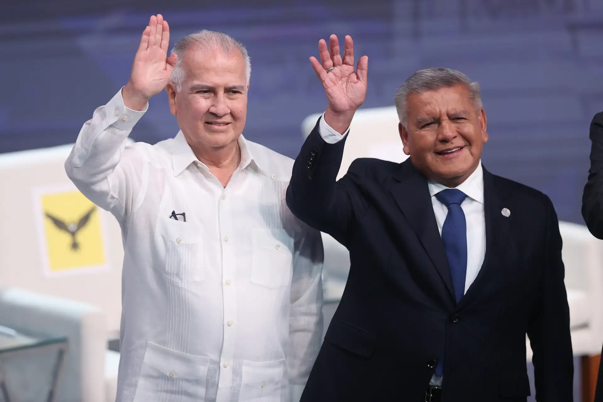 Los candidatos presidenciales posan para la fotografía oficial durante el último día de la segunda jornada del debate presidencial, en el Centro de Convenciones de Lima. Foto: ANDINA/Jhonel Rodríguez Robles