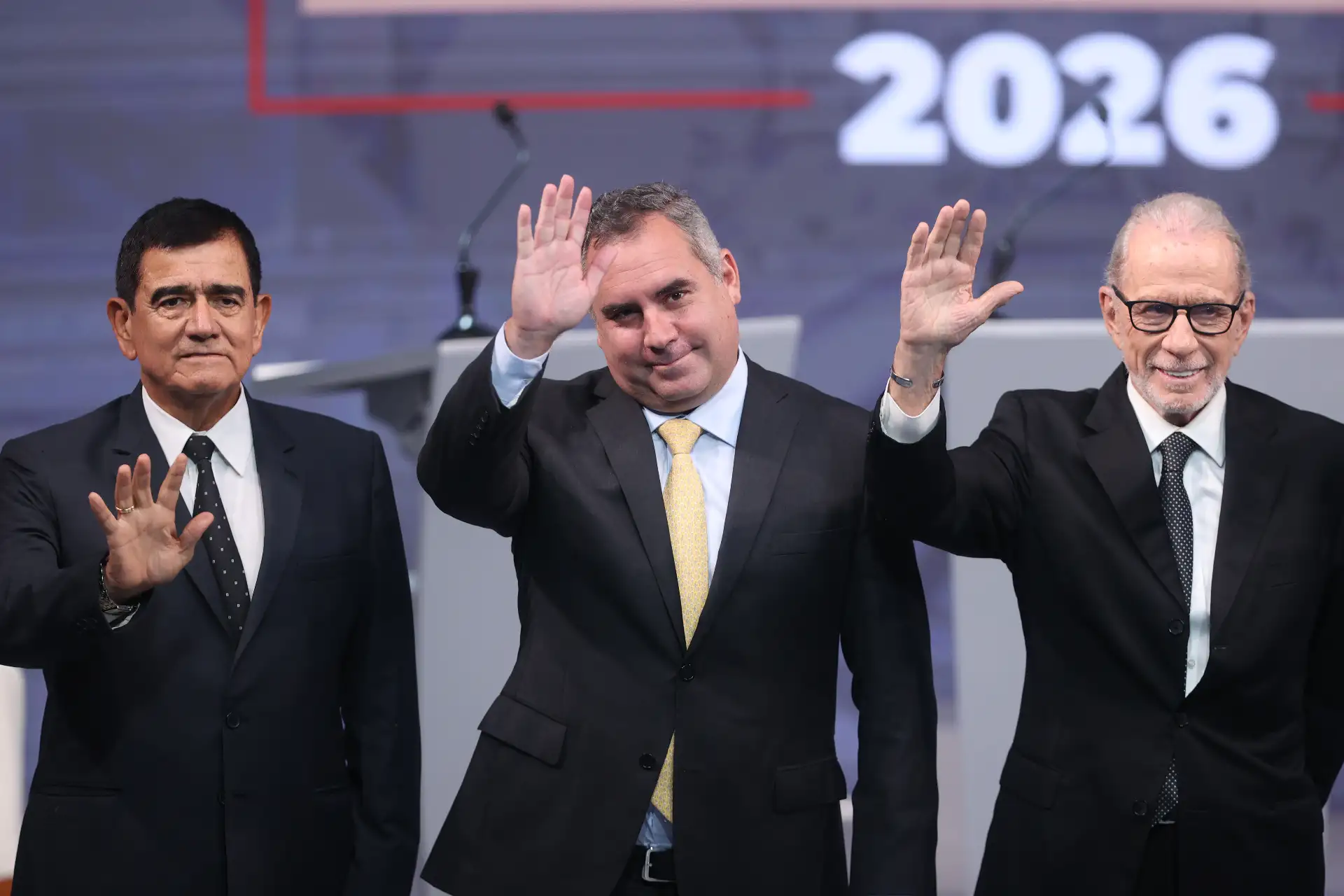 Los candidatos presidenciales posan para la fotografía oficial durante el último día de la segunda jornada del debate presidencial, en el Centro de Convenciones de Lima. Foto: ANDINA/Jhonel Rodríguez Robles