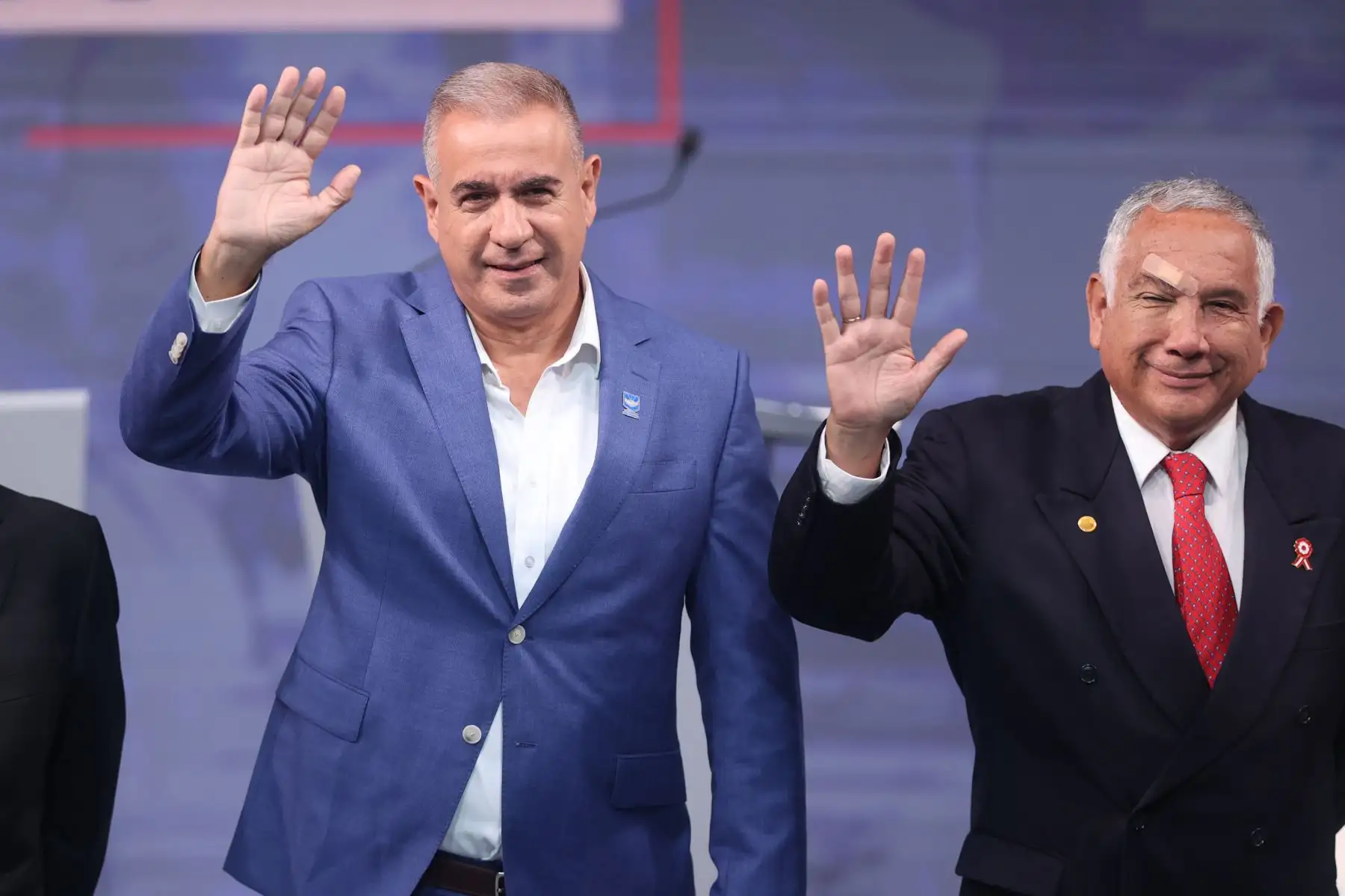 Los candidatos presidenciales posan para la fotografía oficial durante el último día de la segunda jornada del debate presidencial, en el Centro de Convenciones de Lima. Foto: ANDINA/Jhonel Rodríguez Robles