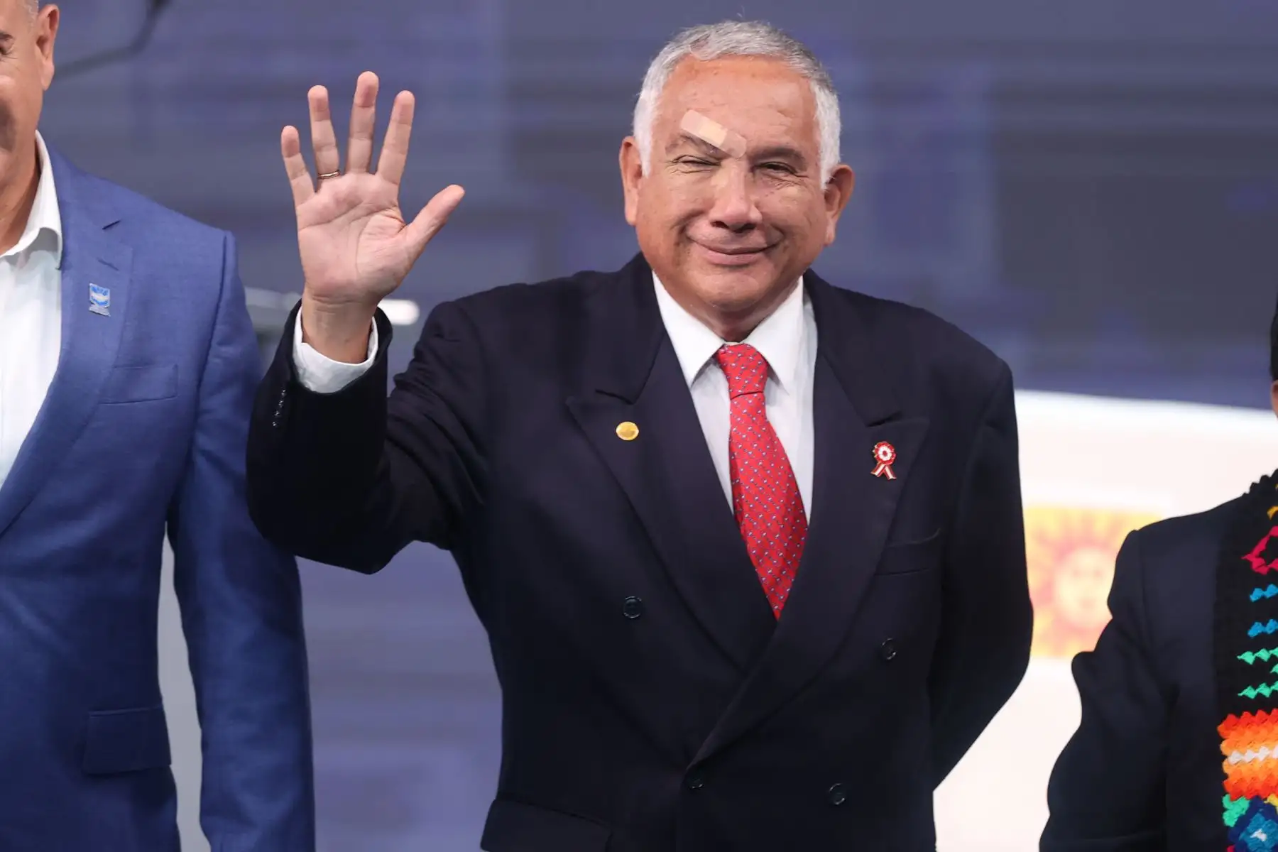 Los candidatos presidenciales posan para la fotografía oficial durante el último día de la segunda jornada del debate presidencial, en el Centro de Convenciones de Lima. Foto: ANDINA/Jhonel Rodríguez Robles