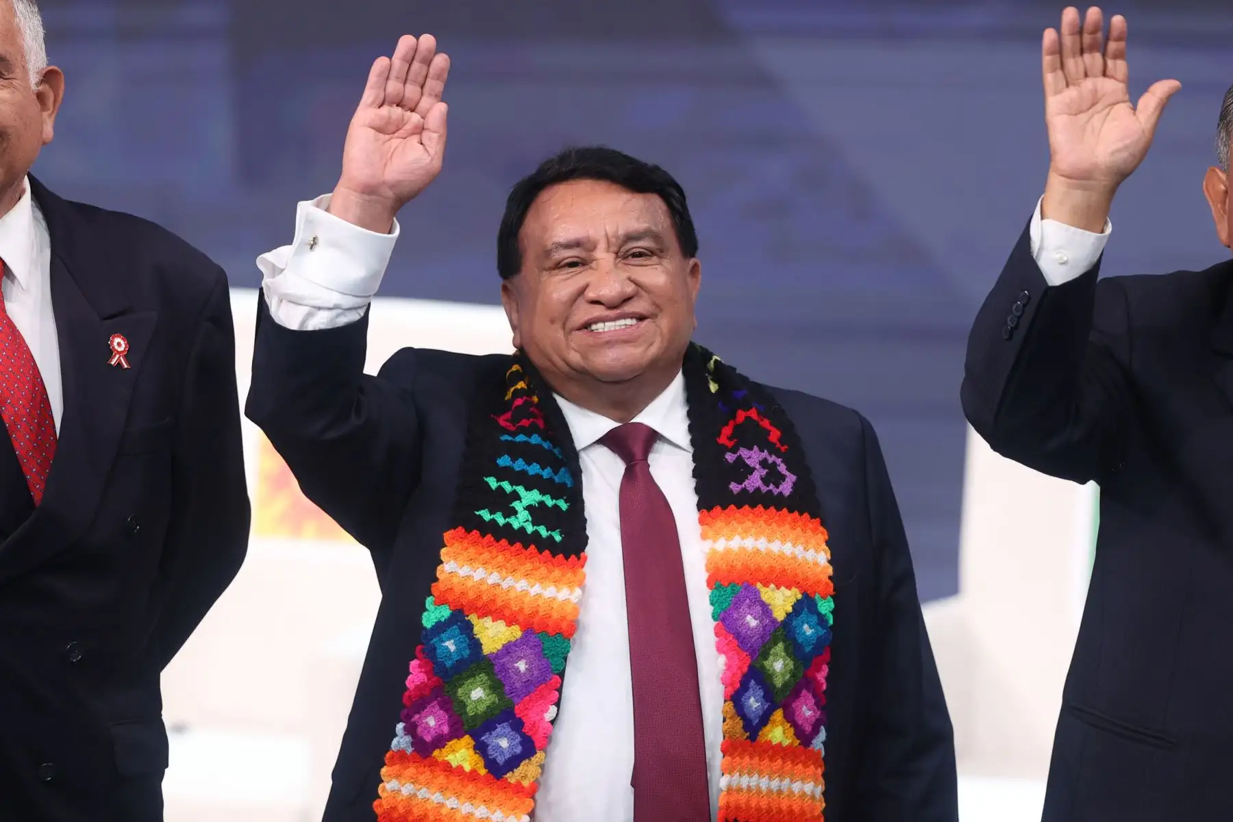 Los candidatos presidenciales posan para la fotografía oficial durante el último día de la segunda jornada del debate presidencial, en el Centro de Convenciones de Lima. Foto: ANDINA/Jhonel Rodríguez Robles