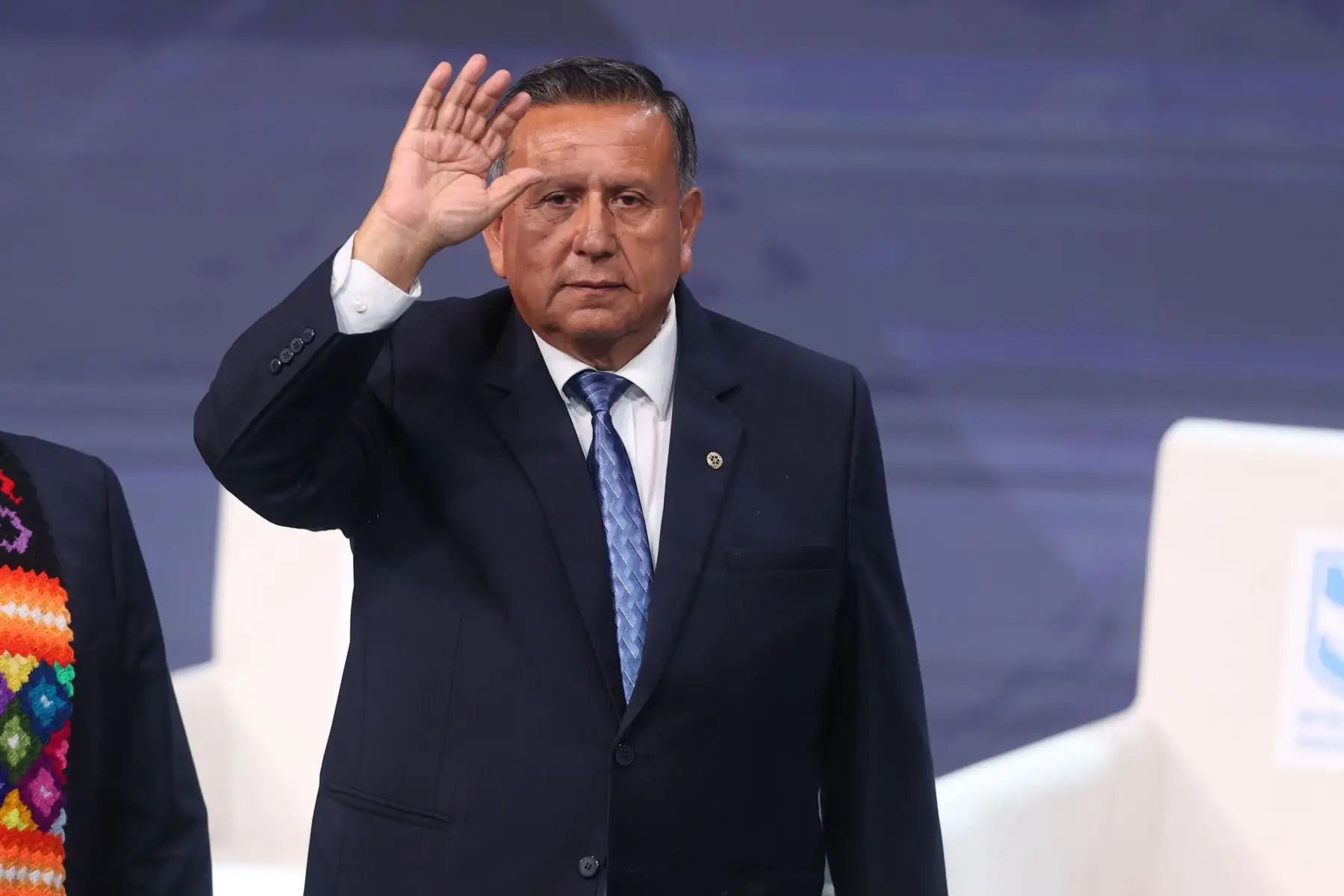 Los candidatos presidenciales posan para la fotografía oficial durante el último día de la segunda jornada del debate presidencial, en el Centro de Convenciones de Lima. Foto: ANDINA/Jhonel Rodríguez Robles