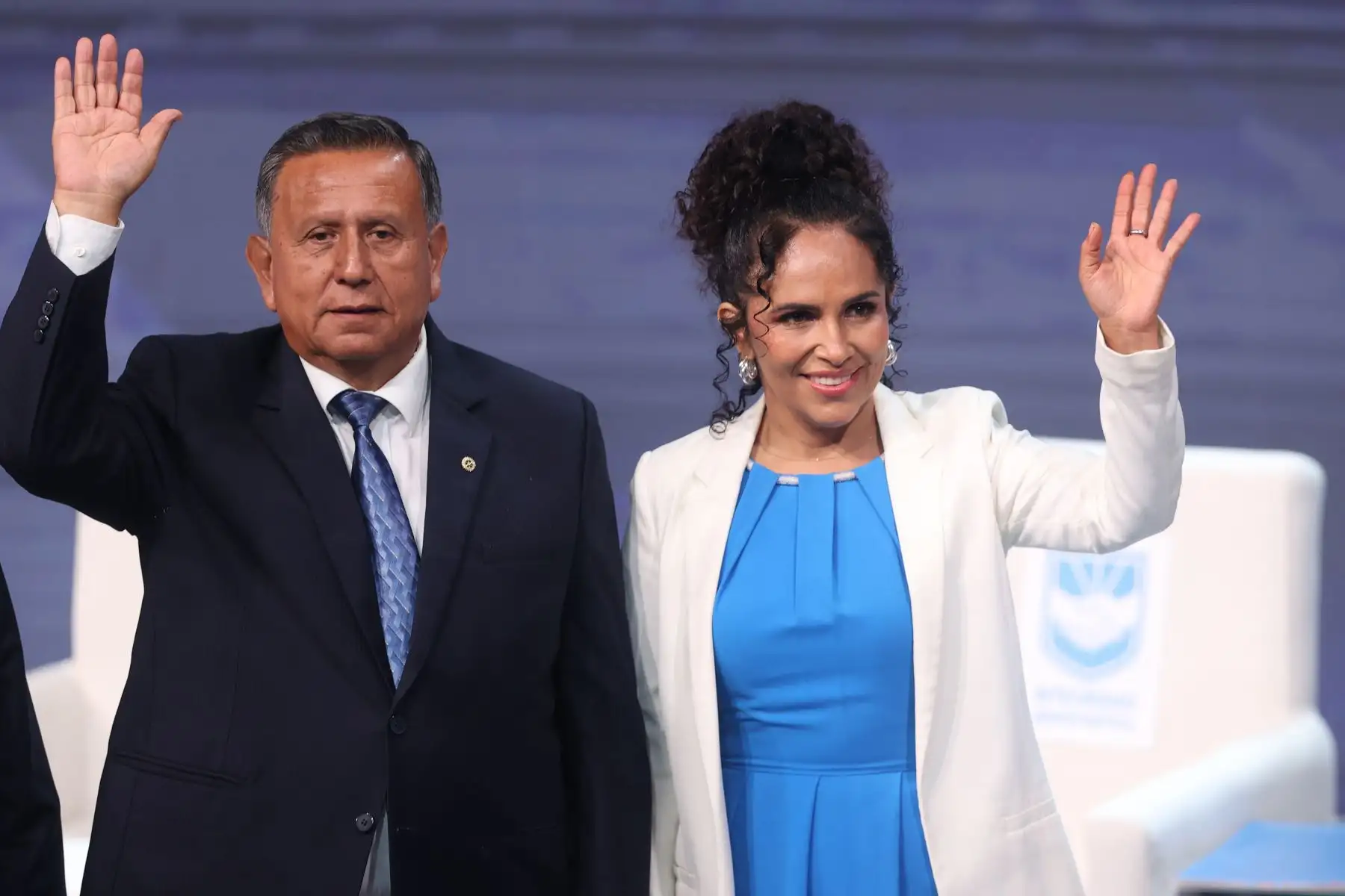 Los candidatos presidenciales posan para la fotografía oficial durante el último día de la segunda jornada del debate presidencial, en el Centro de Convenciones de Lima. Foto: ANDINA/Jhonel Rodríguez Robles