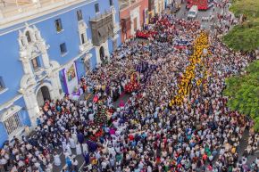 La plaza principal de Trujillo (La Libertad) se convierte el epicentro del viacrucis por Semana Santa. Foto: Cortesía Luis Puell