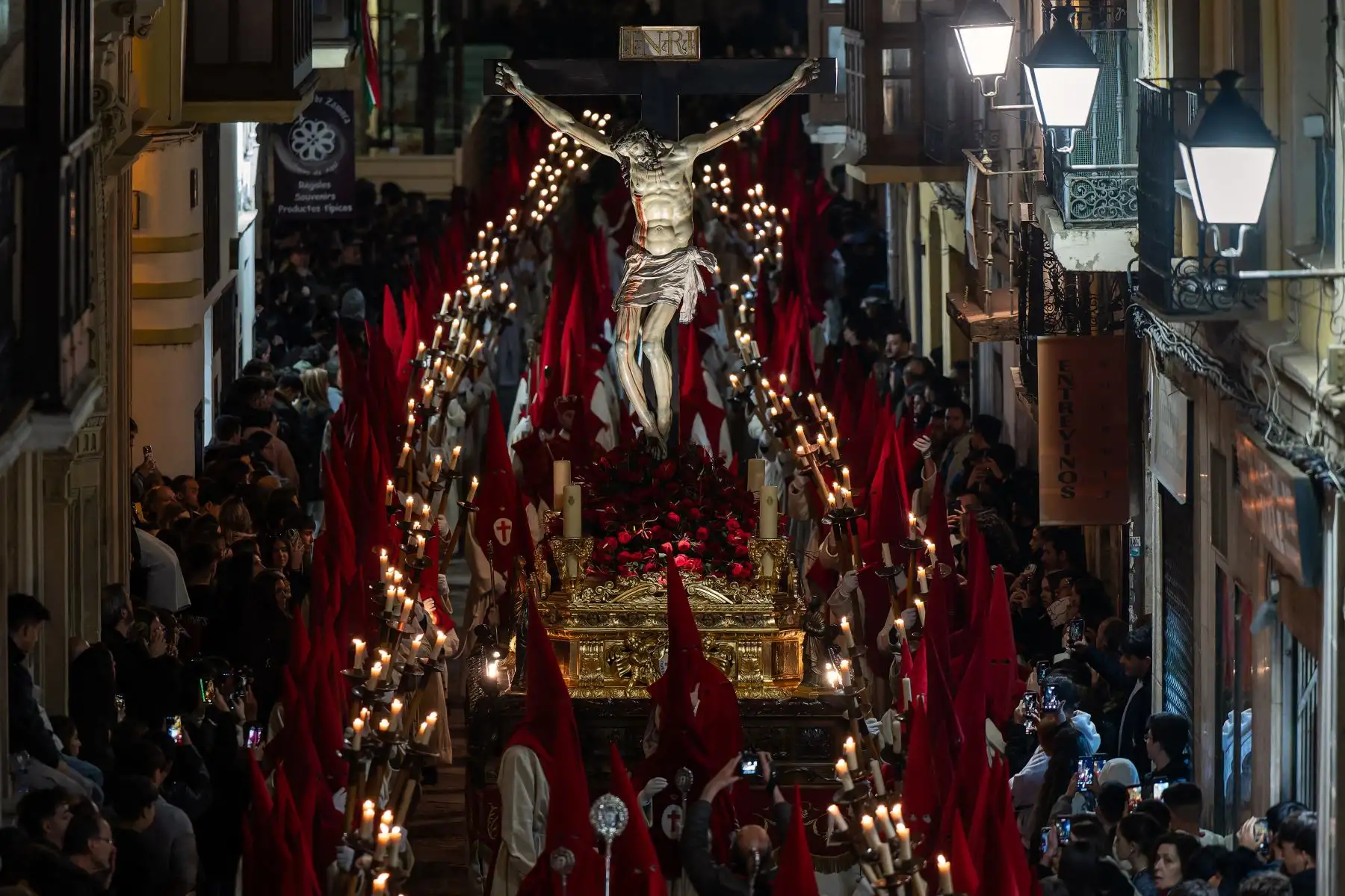 Miembros de la Real Hermandad del Santísimo Cristo de las Injurias portan una carroza con una estatua de Cristo durante la Procesión del Silencio del Miércoles Santo en Zamora, noroeste de España

Foto: AFP