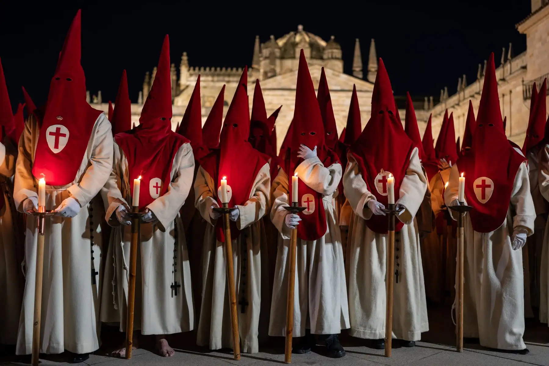 Miembros de la Real Hermandad del Santísimo Cristo de las Injurias participan en la Procesión del Silencio del Miércoles Santo en Zamora, noroeste de España. Las coloridas celebraciones de la Semana Santa en España comenzaron esta semana, con procesiones centenarias de fieles que portan carrozas adornadas con flores y coronadas con estatuas de Cristo o la Virgen María, que congregan a multitudes. 

Foto: AFP