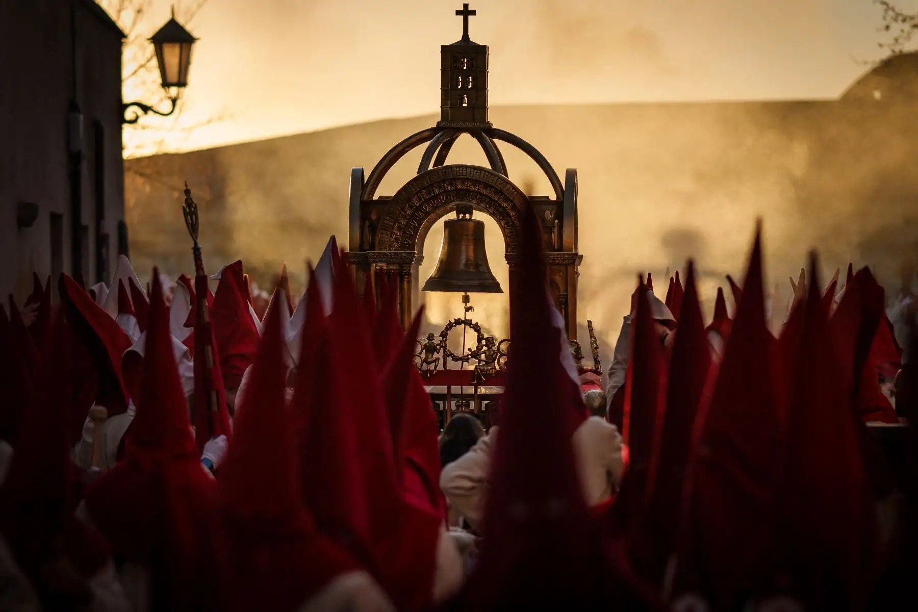 Miembros de la Real Hermandad del Santísimo Cristo de las Injurias participan en la Procesión del Silencio del Miércoles Santo en Zamora, noroeste de España. Las coloridas celebraciones de la Semana Santa en España comenzaron esta semana, con procesiones centenarias de fieles que portan carrozas adornadas con flores y coronadas con estatuas de Cristo o la Virgen María, que congregan a multitudes. 

Foto: AFP