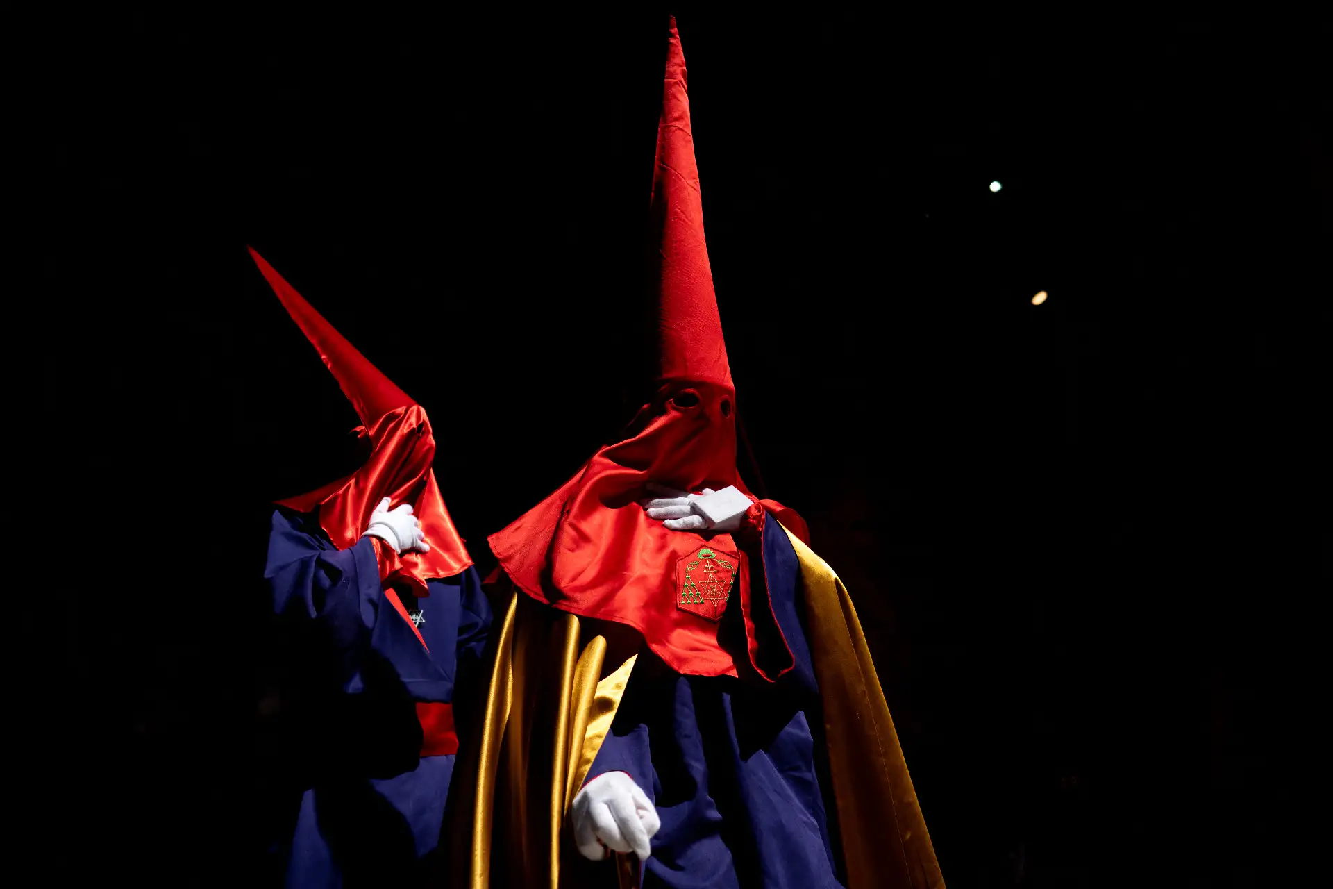 Penitentes encapuchados se reúnen para la procesión del "Cristo de los Gitanos" durante la Semana Santa en Granada, Andalucía.

Foto: AFP