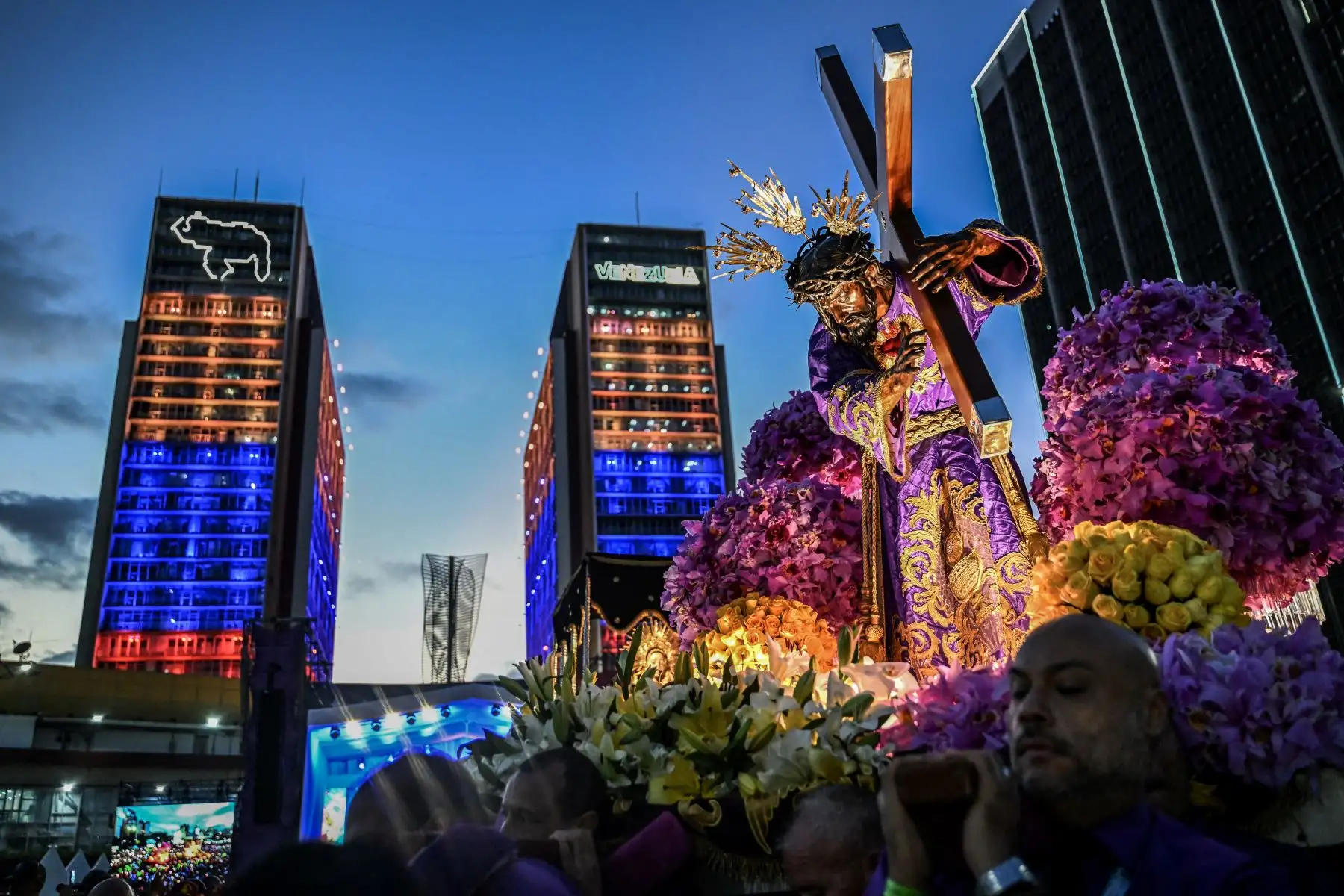 Fieles católicos portan una imagen de Jesucristo en procesión durante la Semana Santa en Caracas.

Foto: AFP