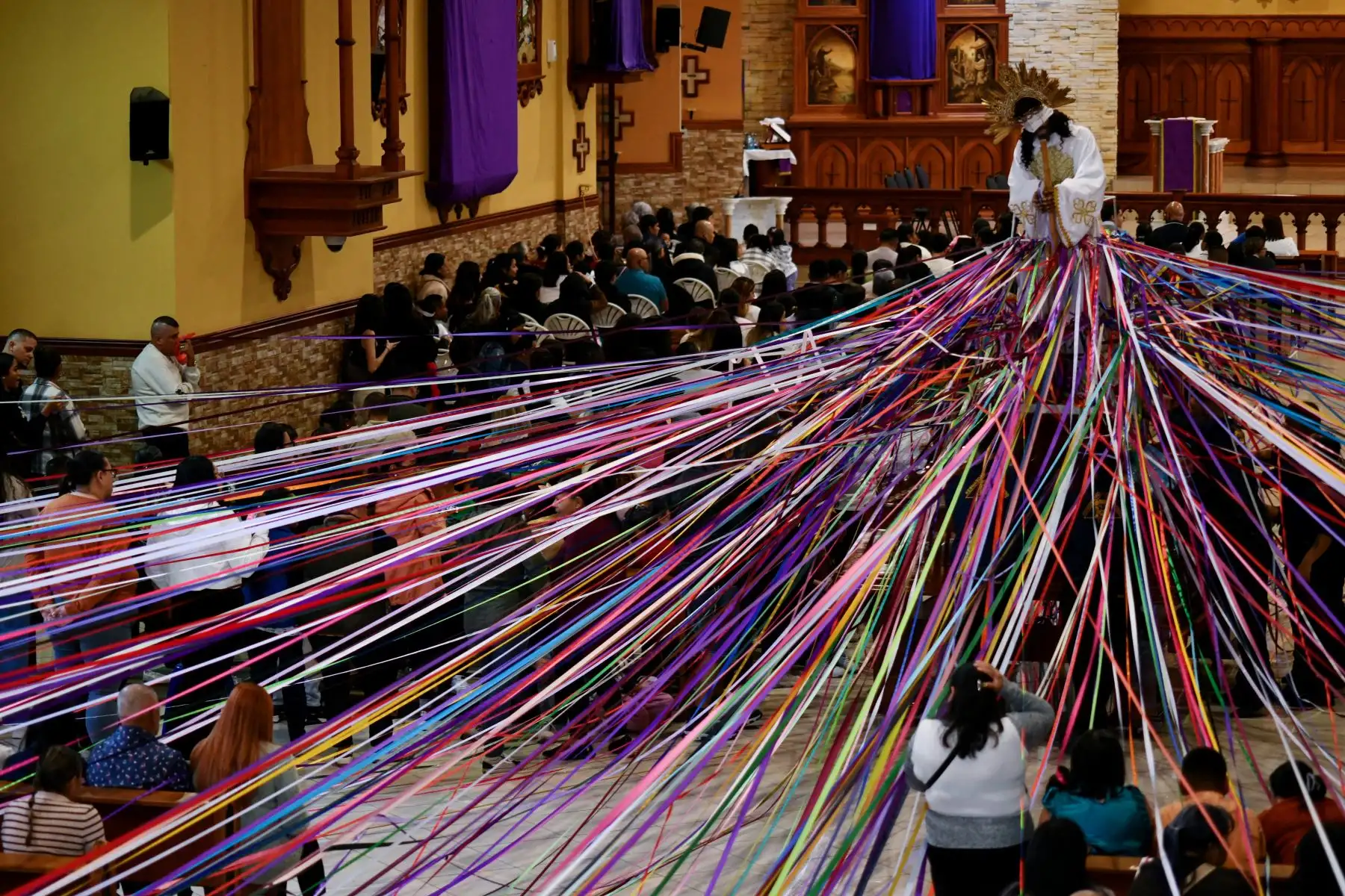 Fieles católicos sostienen cintas de colores atadas a una estatua de Jesucristo mientras participan en una procesión conocida como "Jesús Nazareno de las cintas", durante la Semana Santa en Cartago, Costa Rica.

Foto: AFP