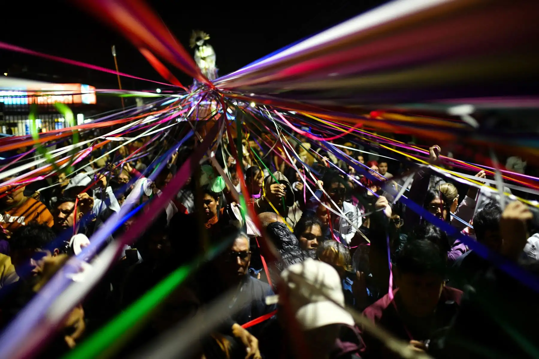 Fieles católicos sostienen cintas de colores atadas a una estatua de Jesucristo mientras participan en una procesión conocida como "Jesús Nazareno de las cintas", durante la Semana Santa en Cartago, Costa Rica.

Foto: AFP