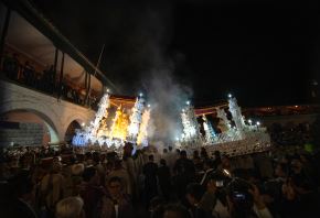 La noche del Miércoles Santo volvió a envolver de recogimiento y profunda emoción a Ayacucho, donde miles de fieles y visitantes se congregaron en la Plaza Mayor para presenciar el tradicional Encuentro entre el Señor Nazareno y la Virgen Dolorosa. ANDINA/Difusión