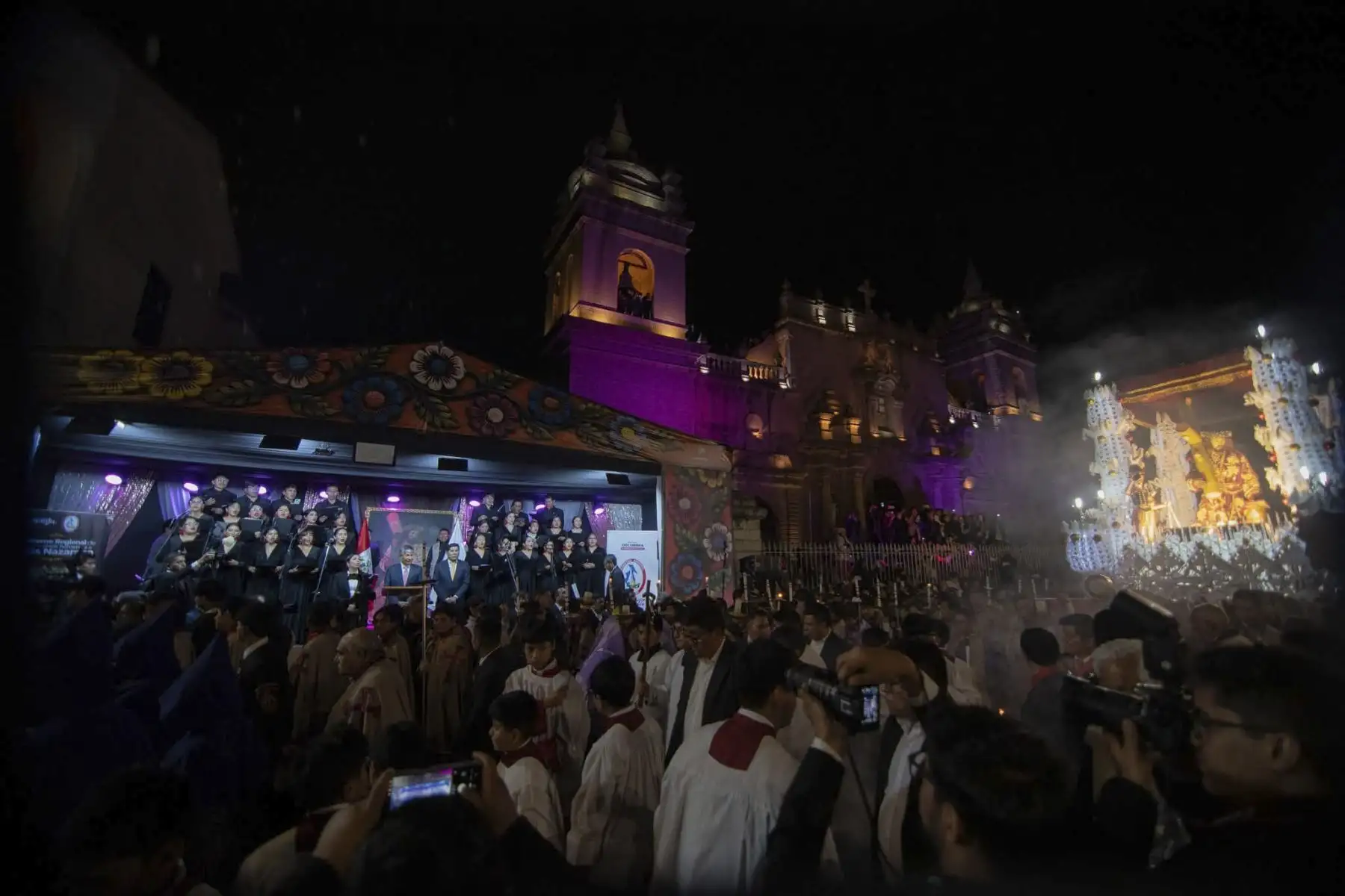 Miles de fieles y turistas se congregaron en la Plaza Mayor de Huamanga para presenciar el emotivo Encuentro entre el Señor Nazareno y la Virgen Dolorosa durante el Miércoles Santo.

Foto: ANDINA/Difusión