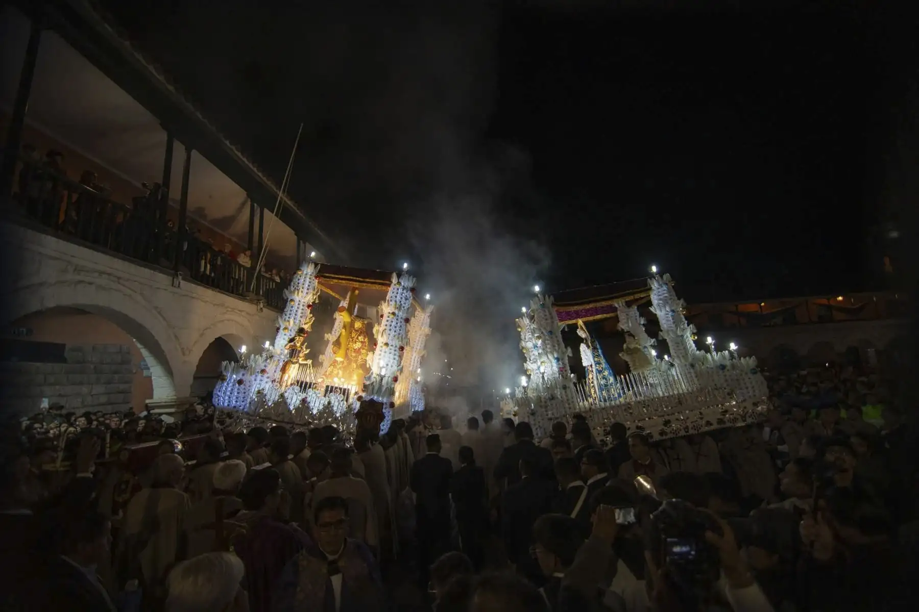 La imagen del Señor Nazareno recorre las calles del centro histórico de Ayacucho, acompañado por el fervor de los devotos y el aroma a incienso.

Foto: ANDINA/Difusión