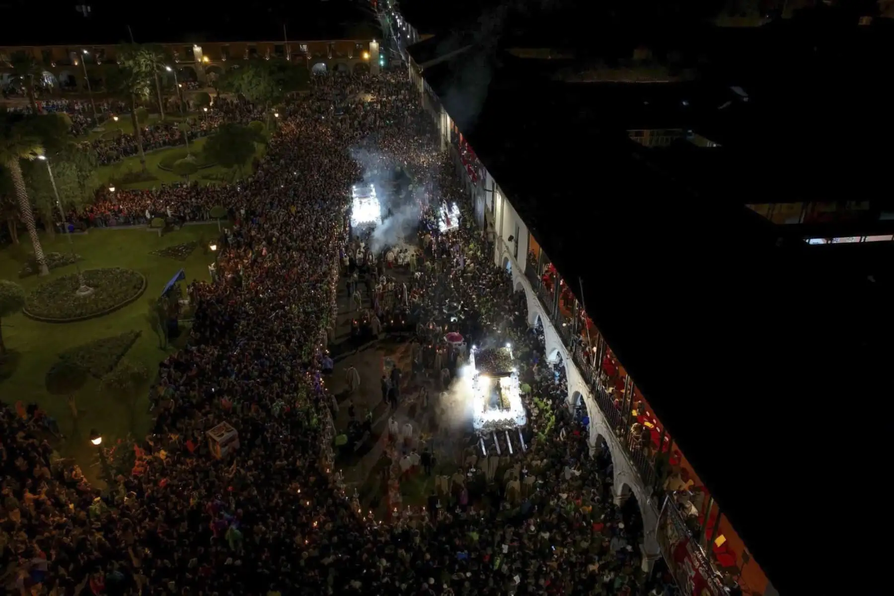 Momento exacto en que la imagen de la Verónica se inclina ante el Señor Nazareno para limpiar su rostro, uno de los pasajes más simbólicos de la procesión.

Foto: ANDINA/Difusión
