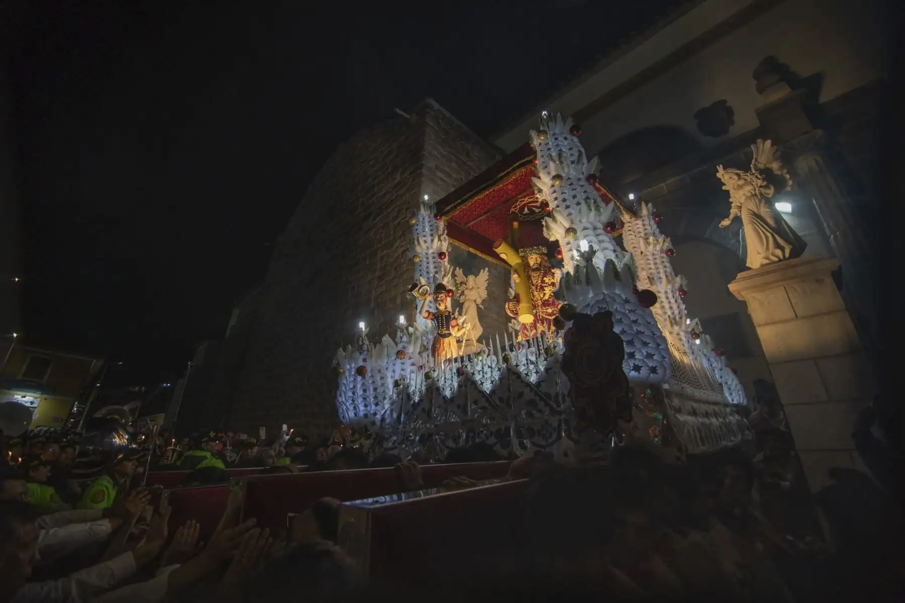 La Virgen Dolorosa realiza las tres venias frente a la imagen de su hijo, en un acto cargado de dramatismo que conmovió a los asistentes en las inmediaciones de la Casona del Marqués de Mosobamba.

Foto: ANDINA/Difusión